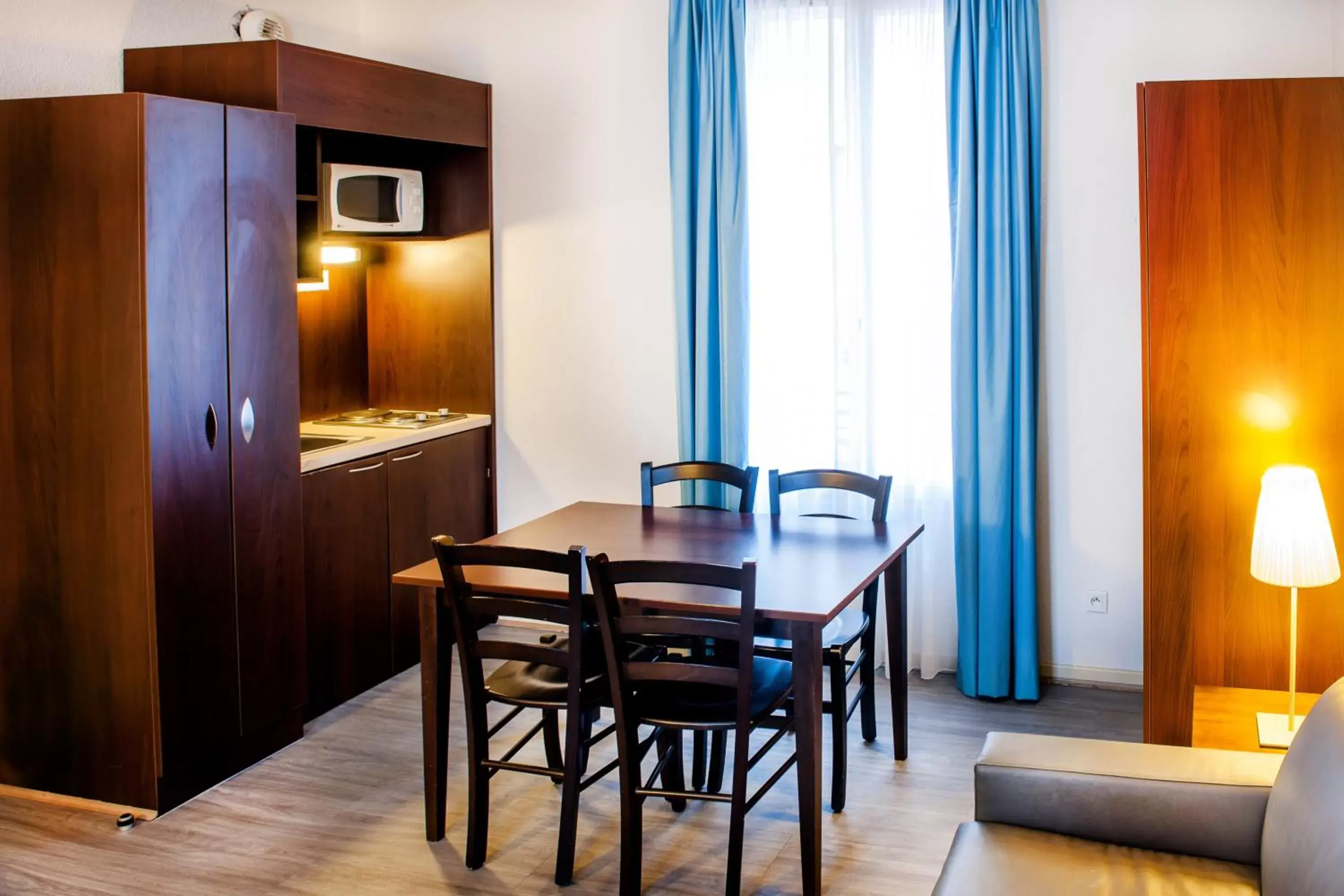 Kitchen or kitchenette, Dining Area in Appart'hôtel Saint Jean