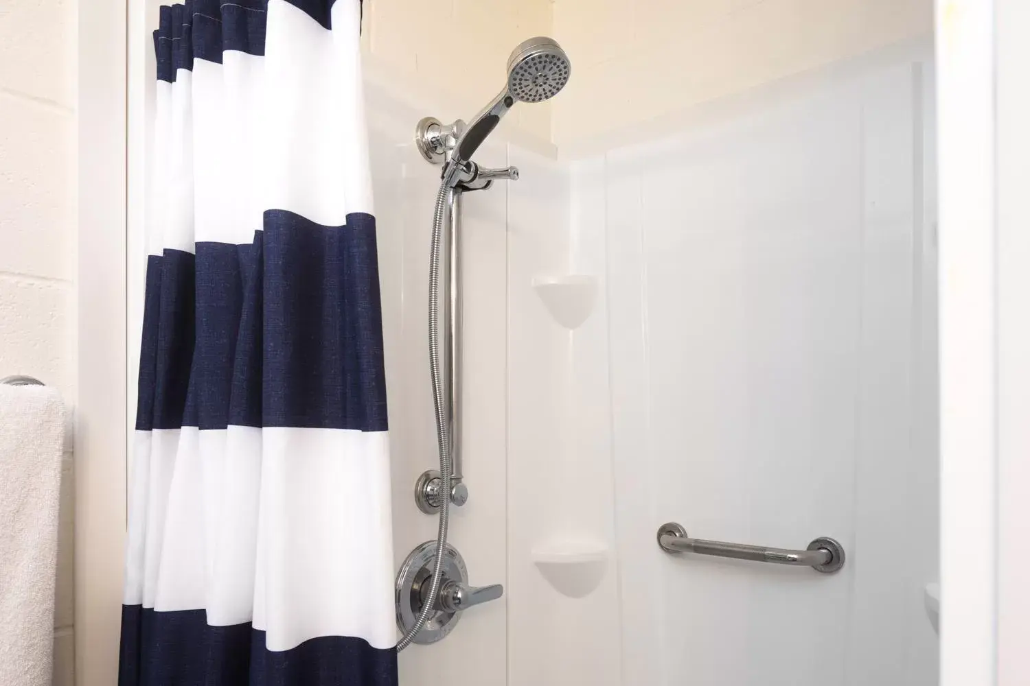 Shower, Bathroom in Oasis Lake Buchanan