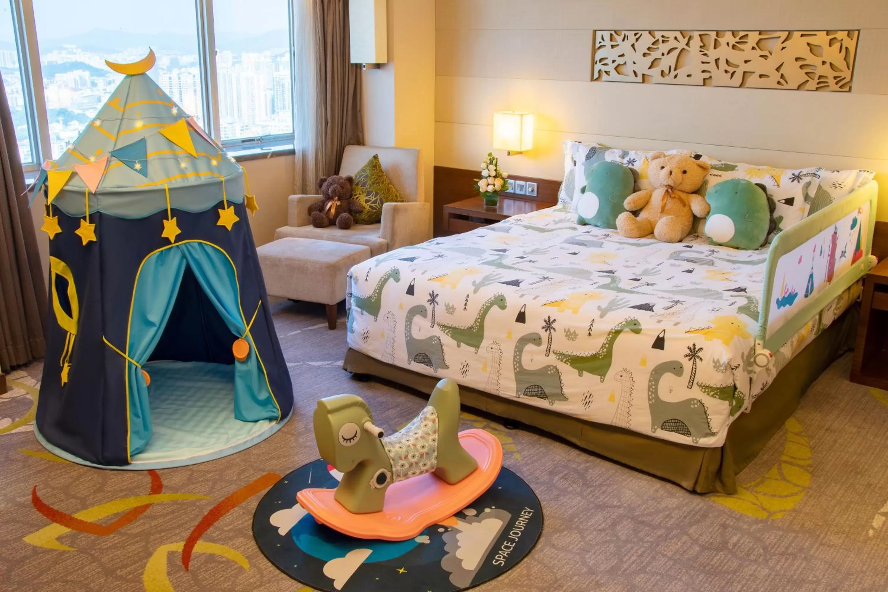 Photo of the whole room, Bed in Crowne Plaza Guangzhou City Centre by IHG