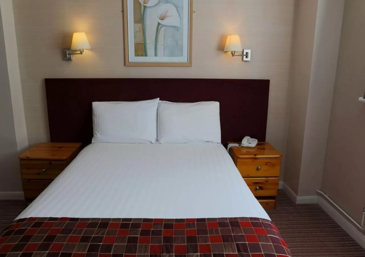 Bedroom, Bed in King Charles Hotel