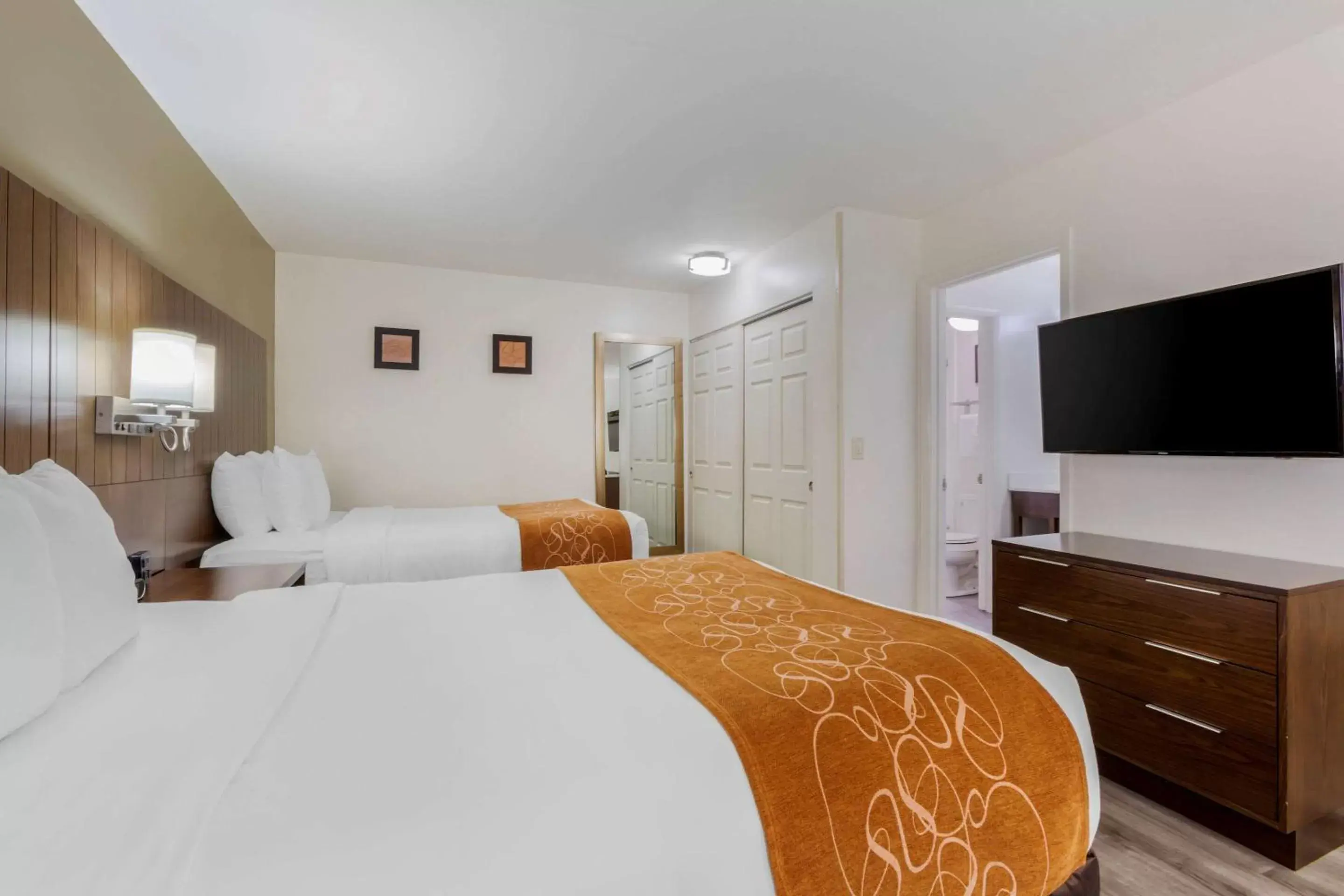 Bedroom, Bed in Comfort Suites At Sabino Canyon