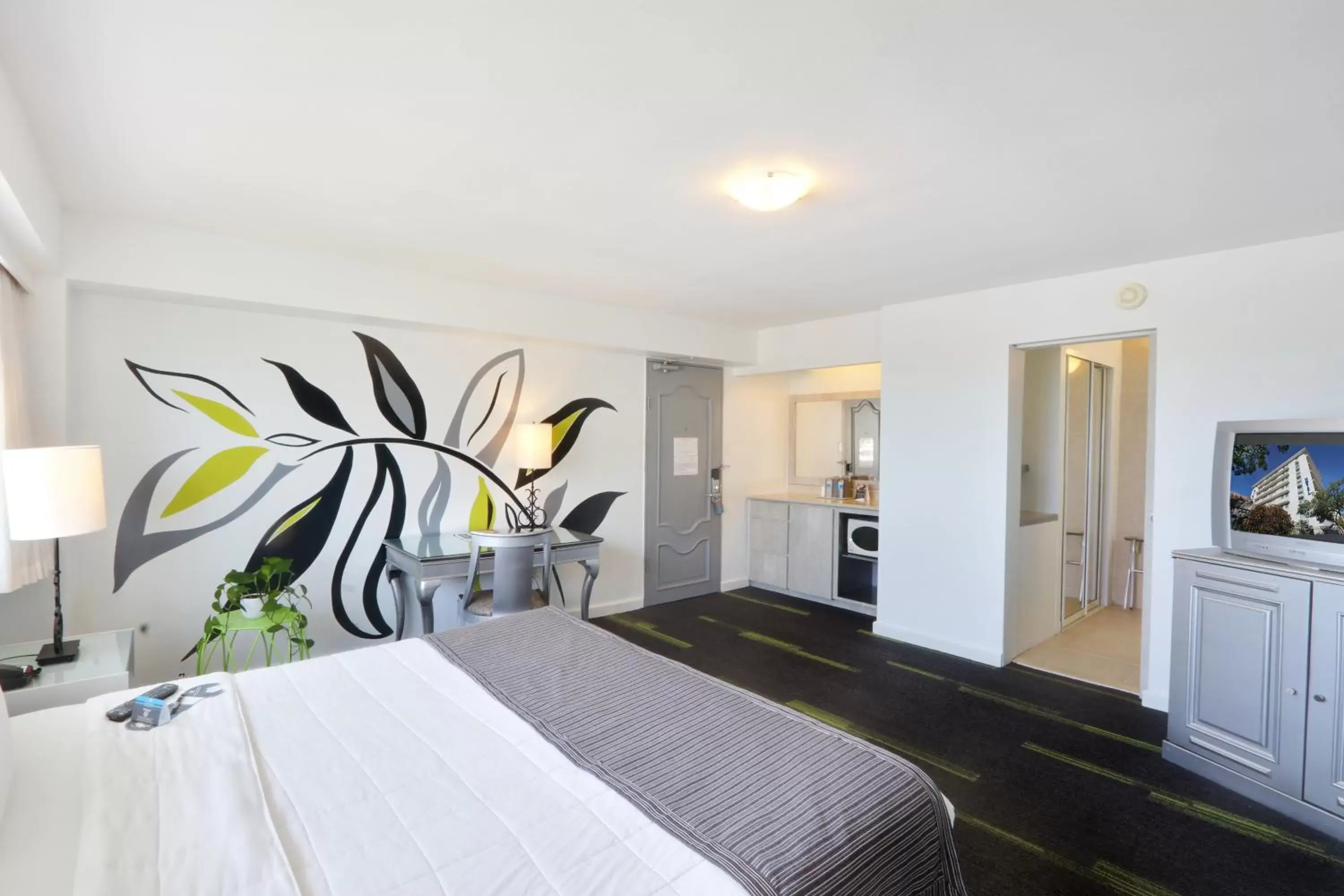 TV and multimedia, Bed in Hotel Miramar TV and multimedia, Bed in Hotel Miramar