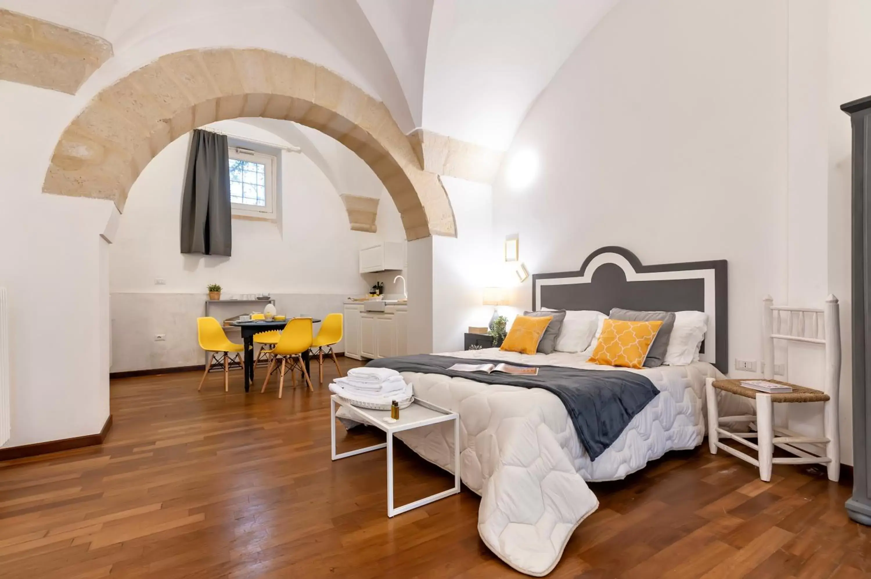 Bed in Yellow Loft - Old Town Apartment SIT