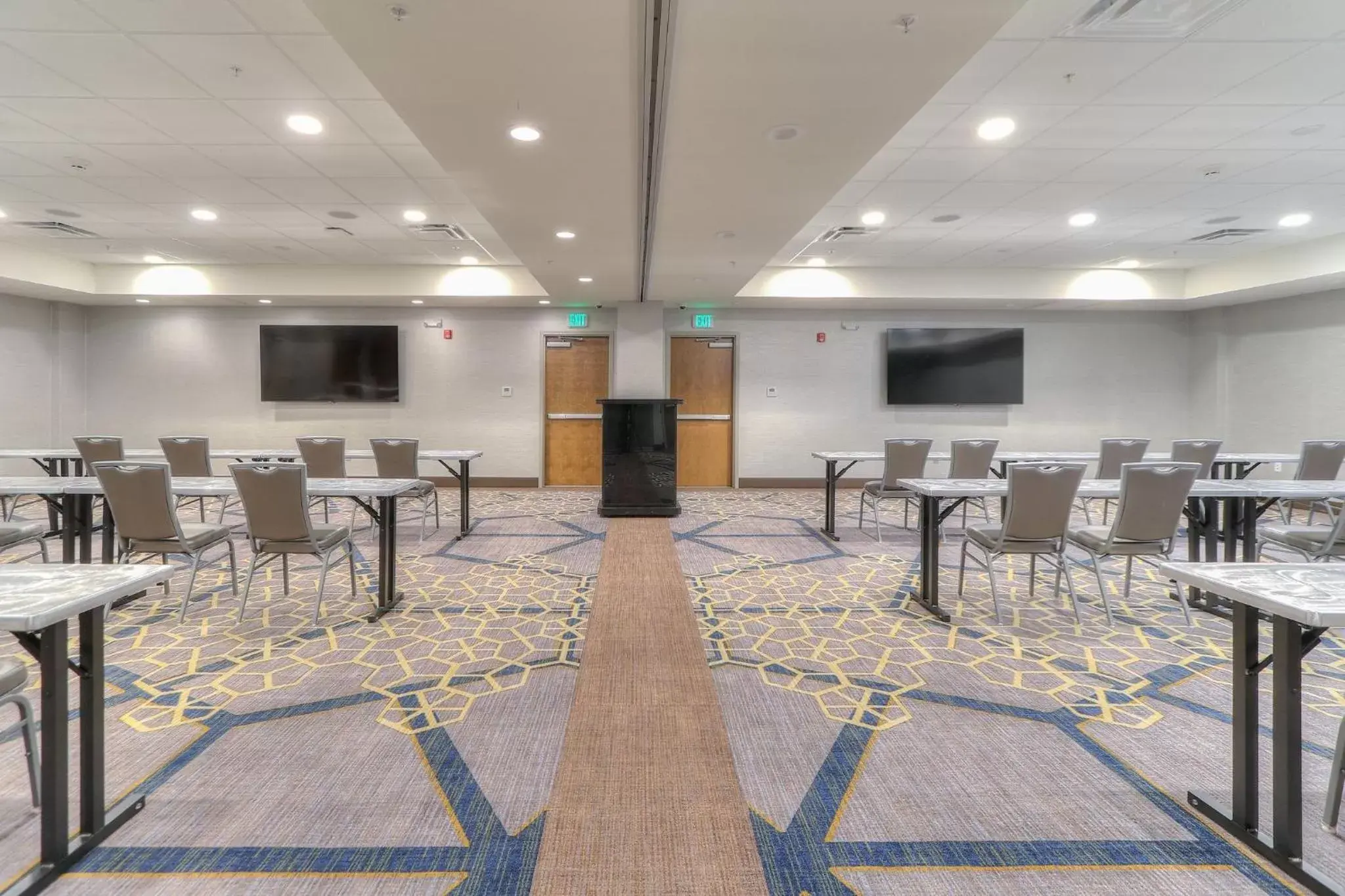 Meeting/conference room, Restaurant/Places to Eat in Holiday Inn & Suites Pigeon Forge Convention Center, an IHG Hotel