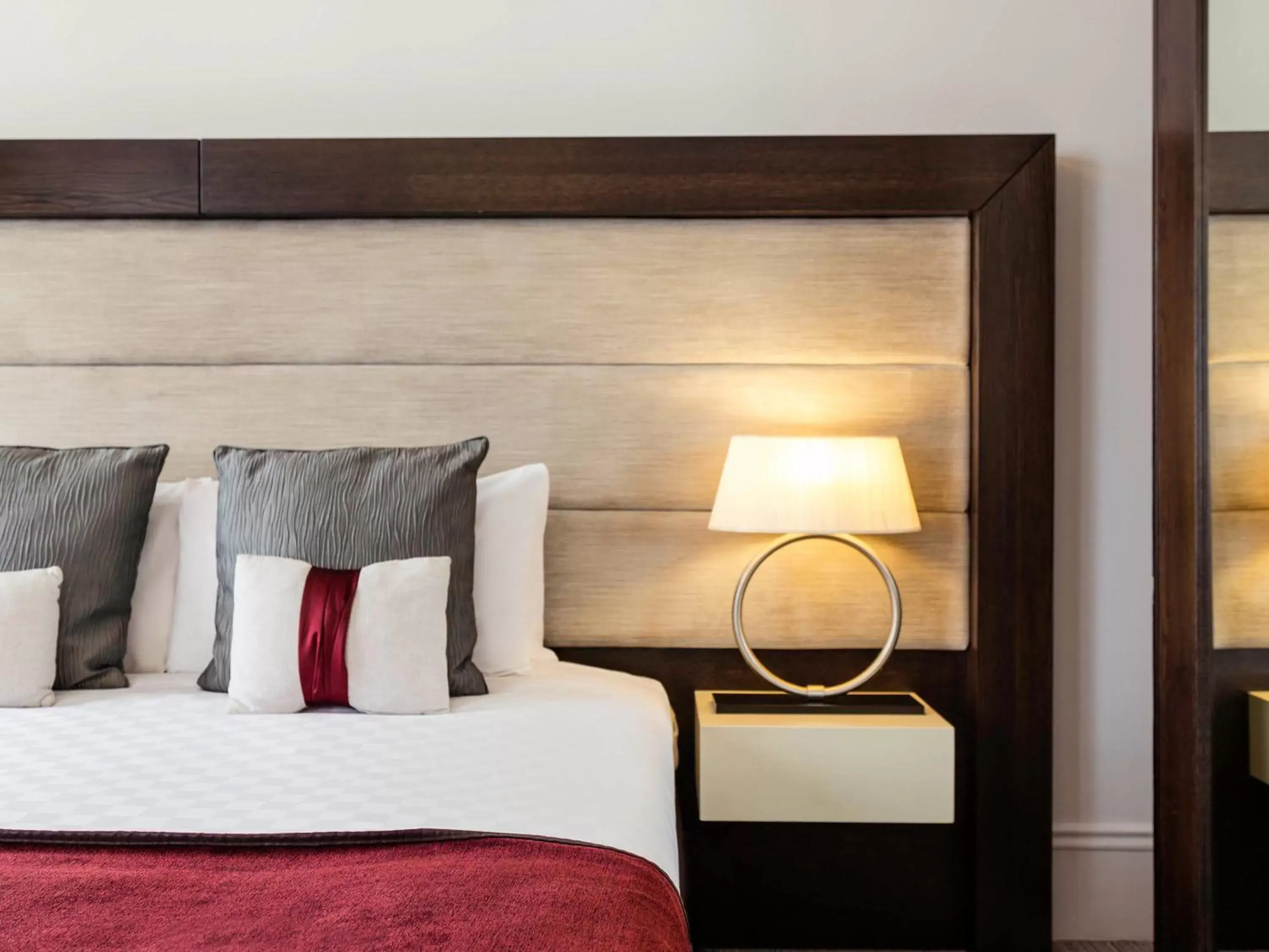 Bedroom, Bed in Mercure Aberdeen Caledonian Hotel