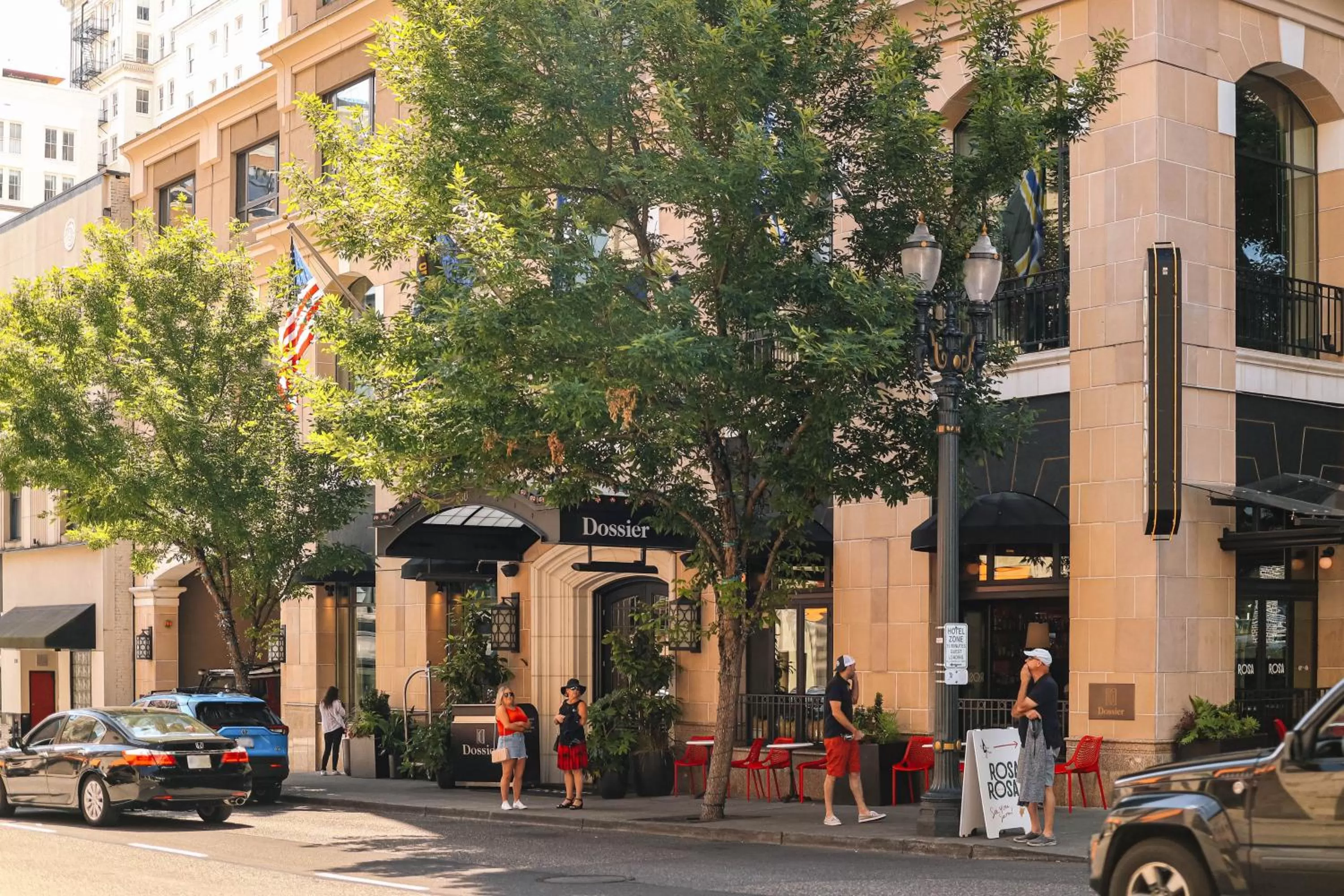 Facade/entrance in Dossier