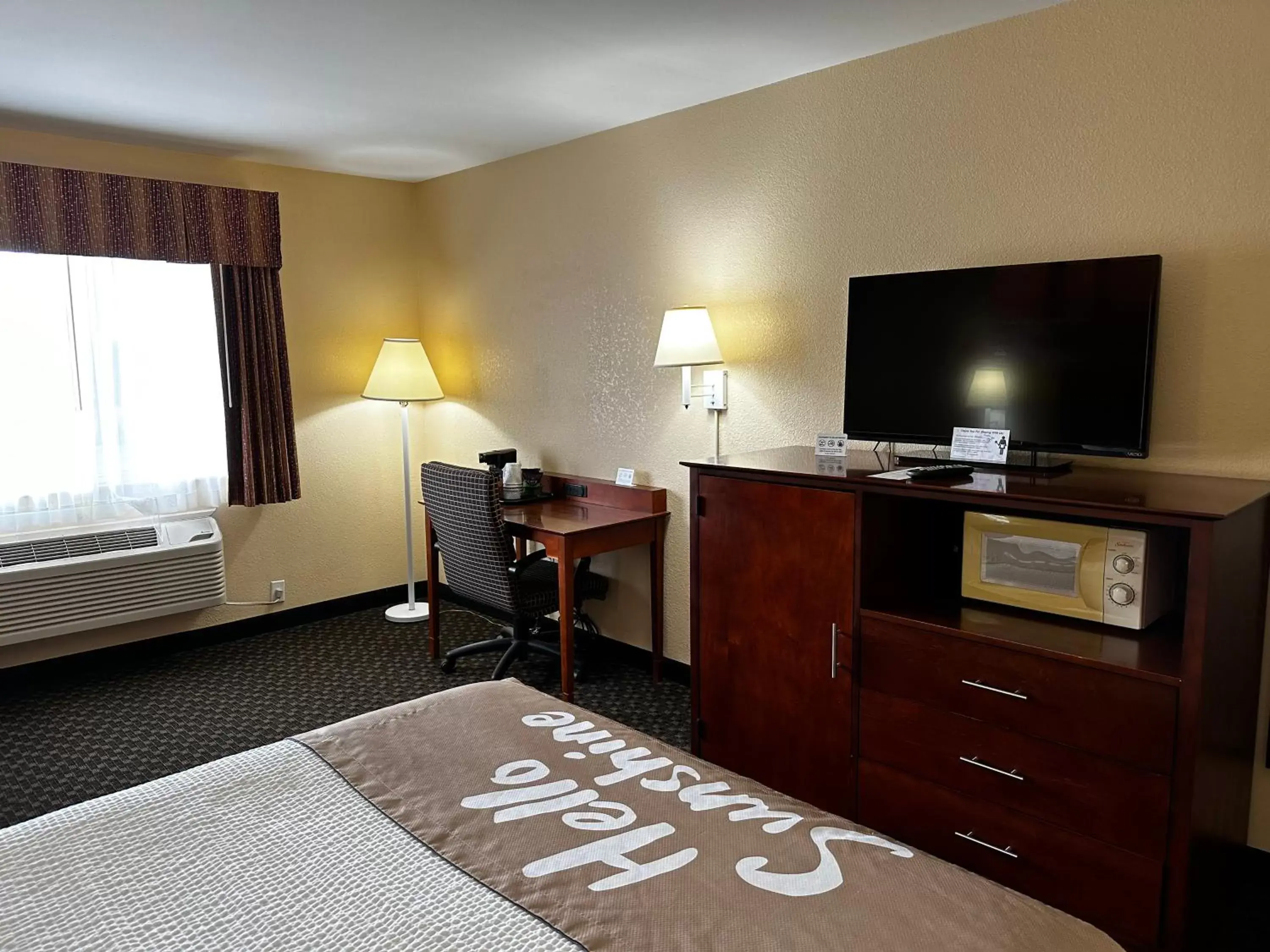 Photo of the whole room, TV/Entertainment Center in Days Inn by Wyndham Imlay City