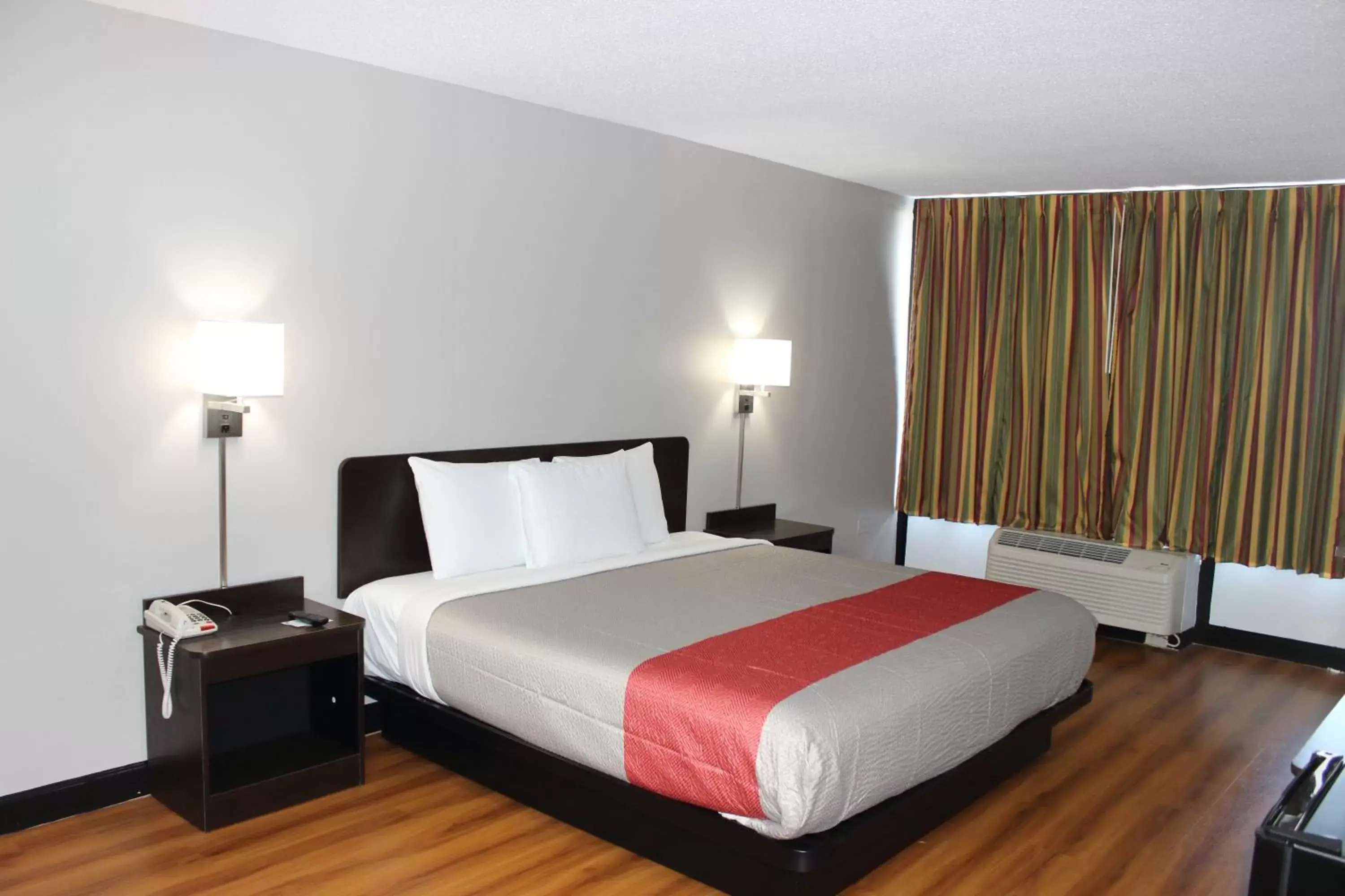 King Room with Roll-in Shower - Disability Access - Non-Smoking in Motel 6-Cleveland, TN King Room with Roll-in Shower - Disability Access - Non-Smoking in Motel 6-Cleveland, TN