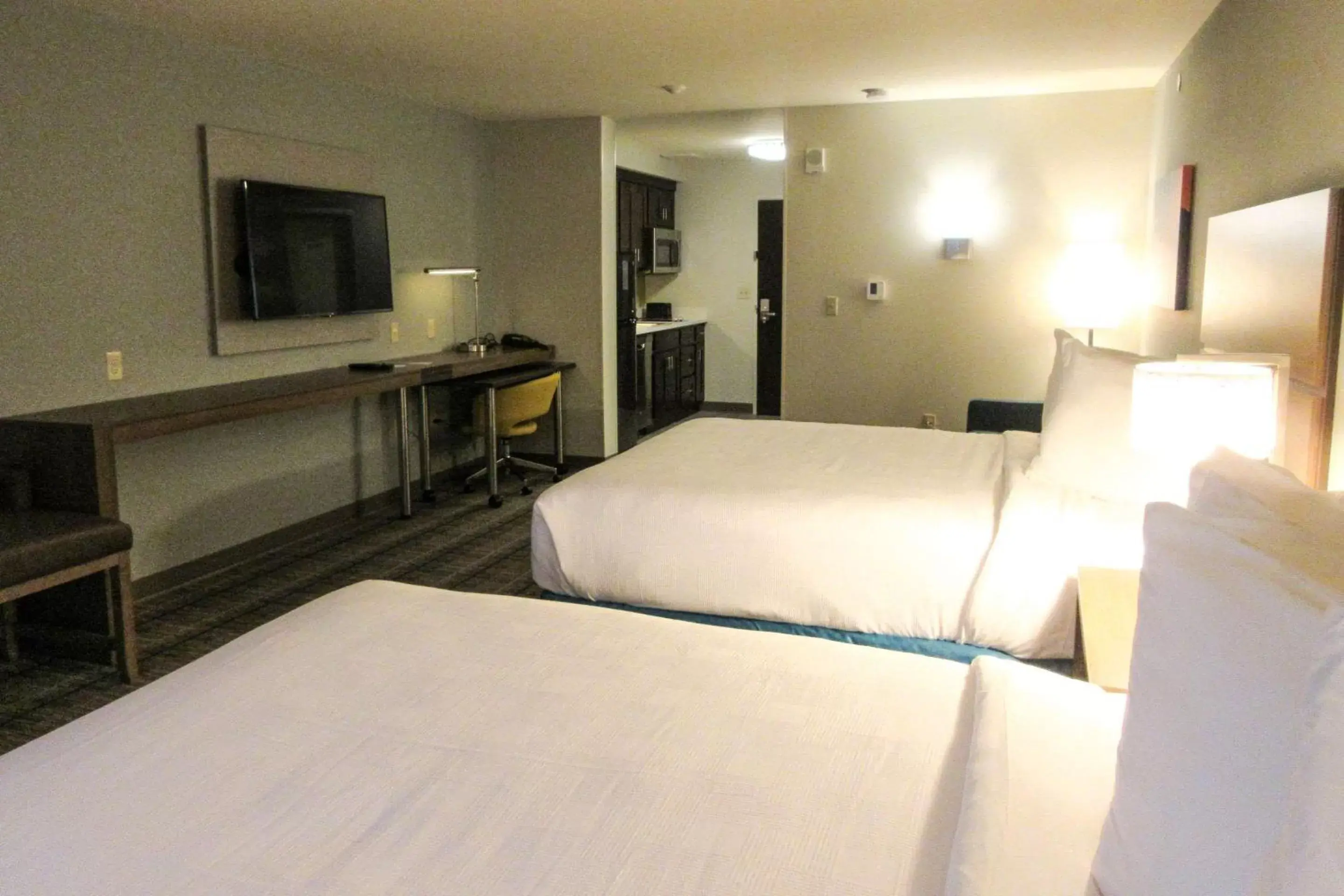 Photo of the whole room, Bed in MainStay Suites Spokane Airport