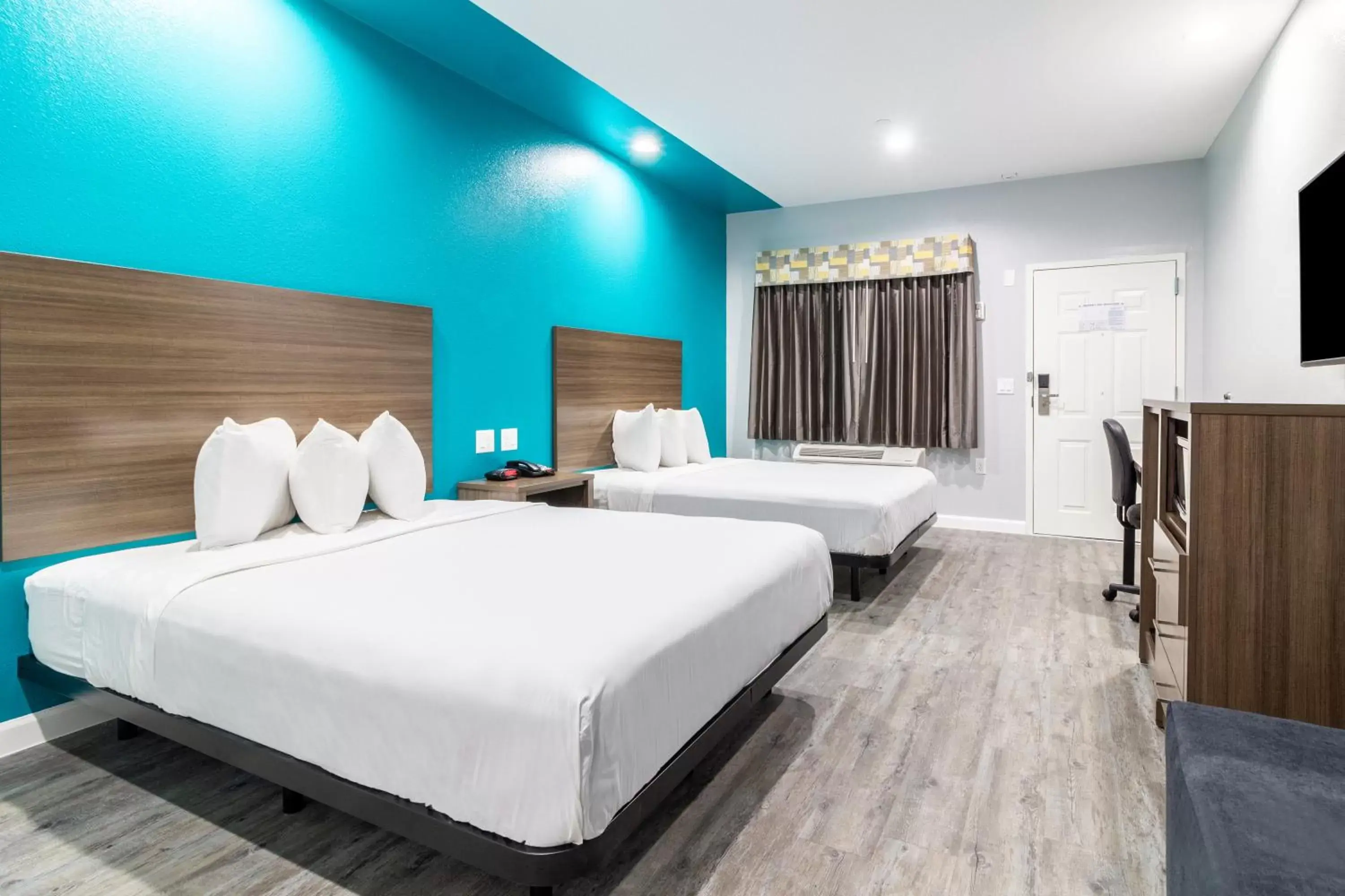 Photo of the whole room, Bed in Americas Best Value Inn & Suites Kingwood IAH Airport Photo of the whole room, Bed in Americas Best Value Inn & Suites Kingwood IAH Airport