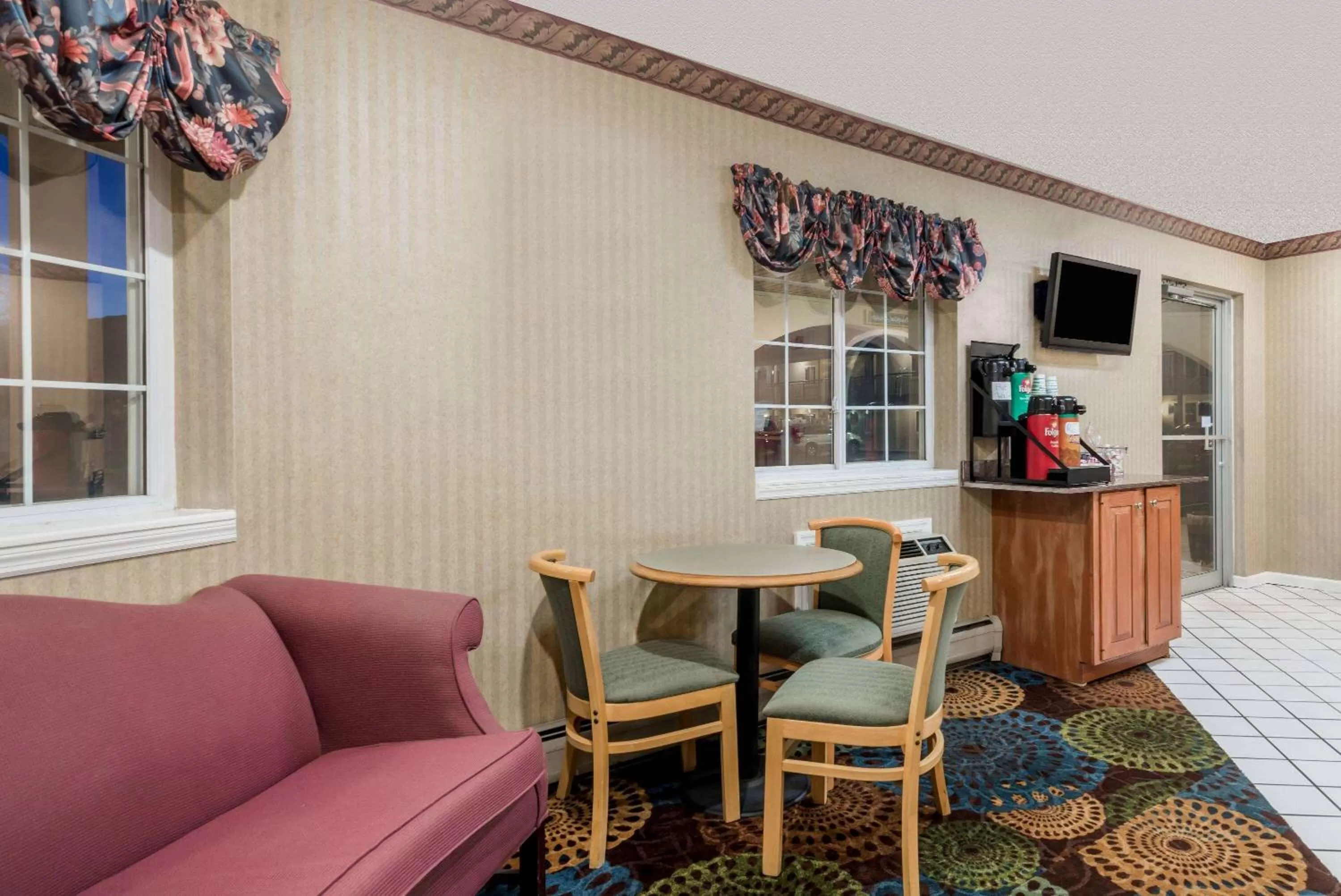 Lobby or reception in Howard Johnson by Wyndham Lenox