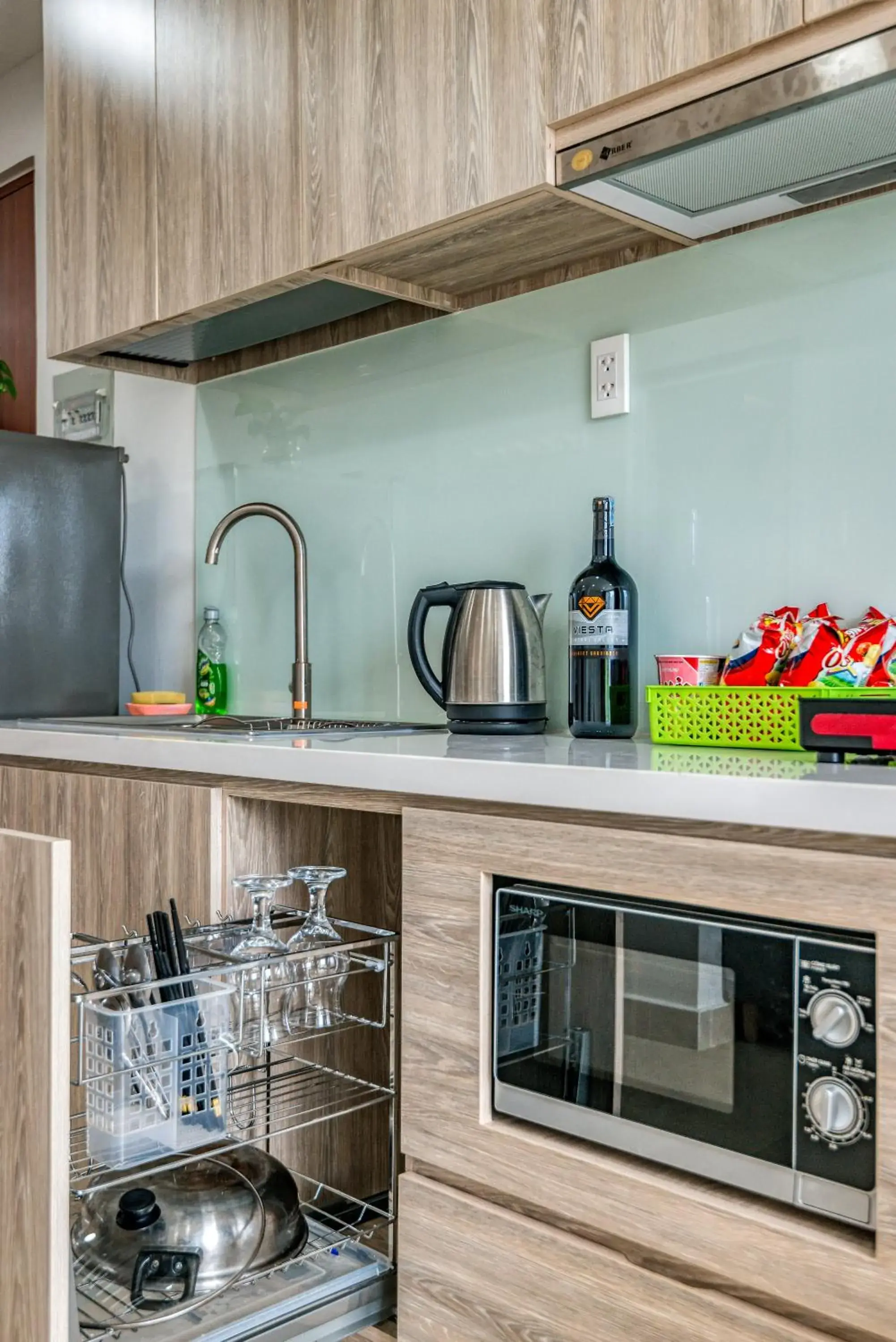 Kitchen or kitchenette, Kitchen/Kitchenette in Cherry Hotel and Apartment