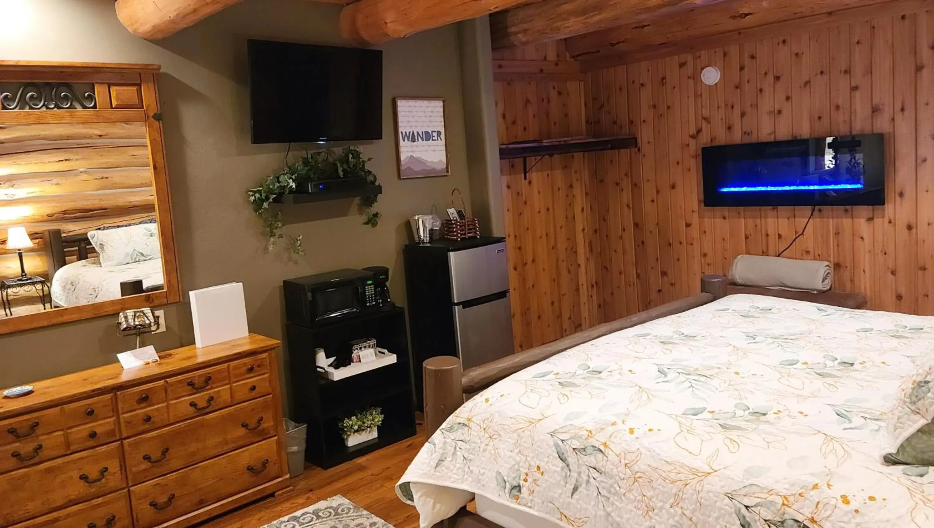 Bedroom, TV/Entertainment Center in Dodge Peak Lodge