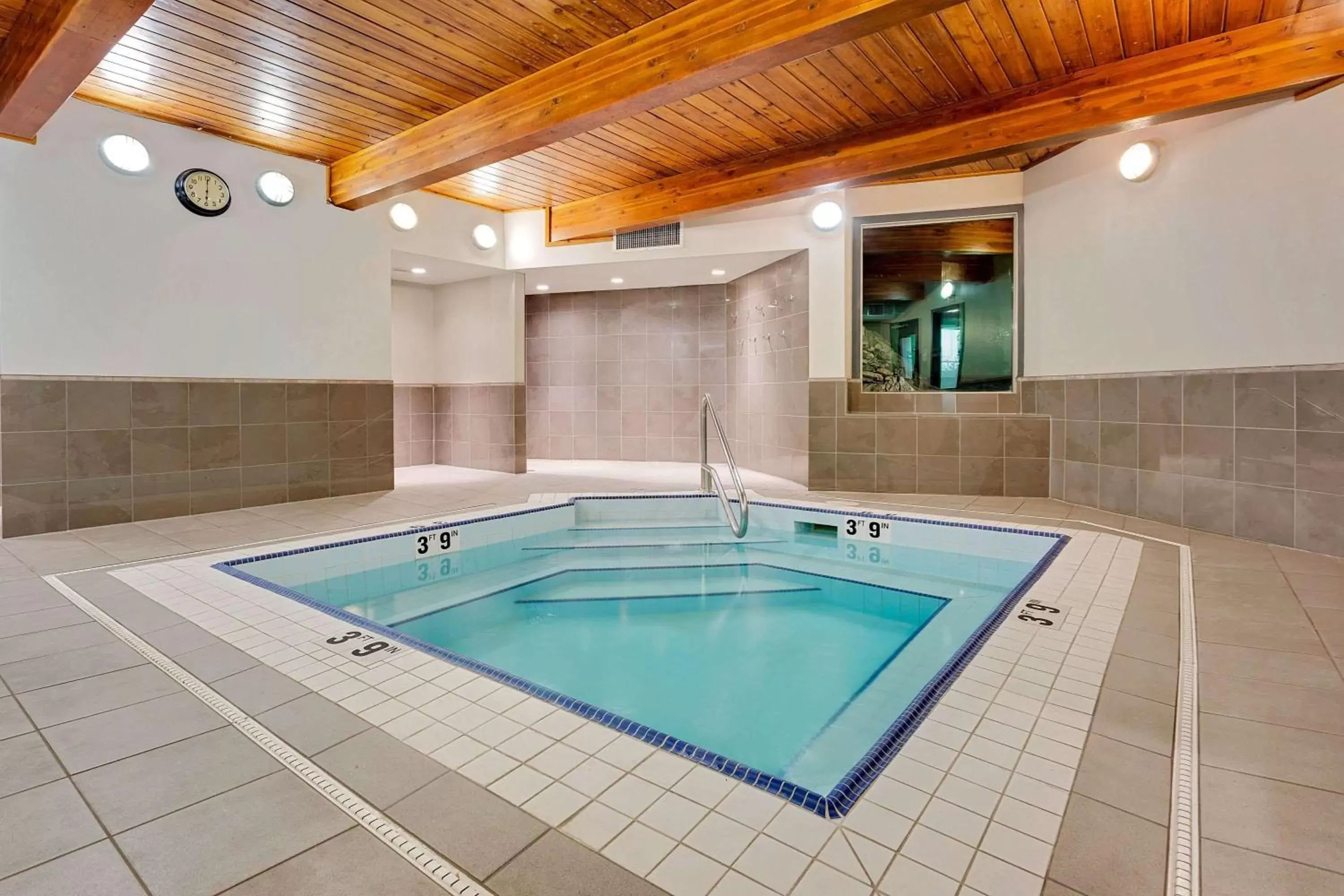 Hot Tub, Swimming Pool in Ramada by Wyndham Kamloops