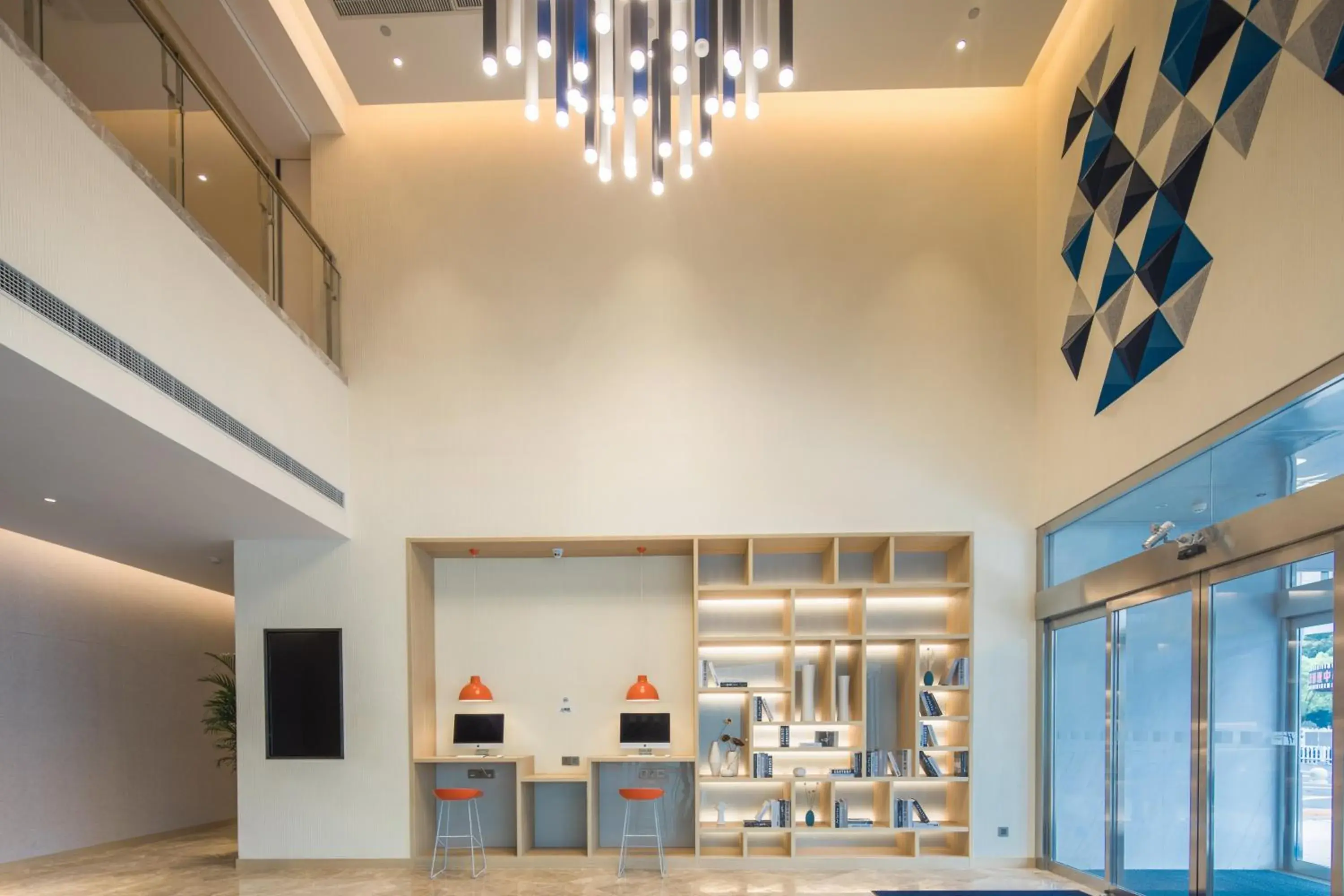 Property building in Holiday Inn Express Hangzhou Jiuzhou by IHG Property building in Holiday Inn Express Hangzhou Jiuzhou by IHG