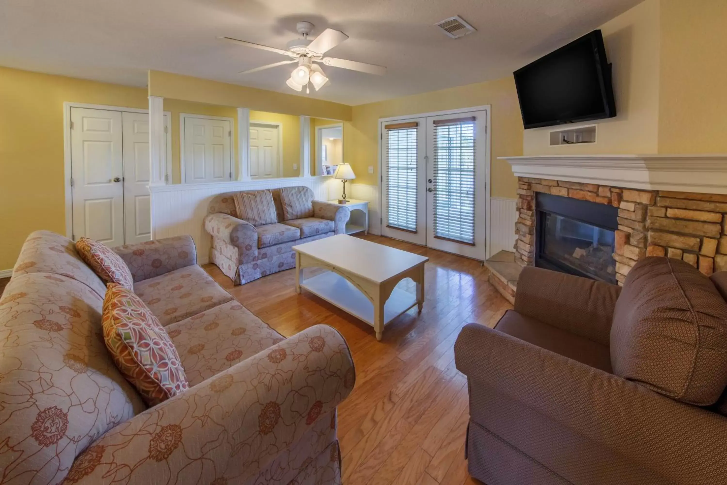 Photo of the whole room, Seating Area in Holiday Inn Club Vacations Piney Shores Resort at Lake Conroe