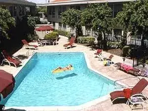 Day, Pool View in County Inn