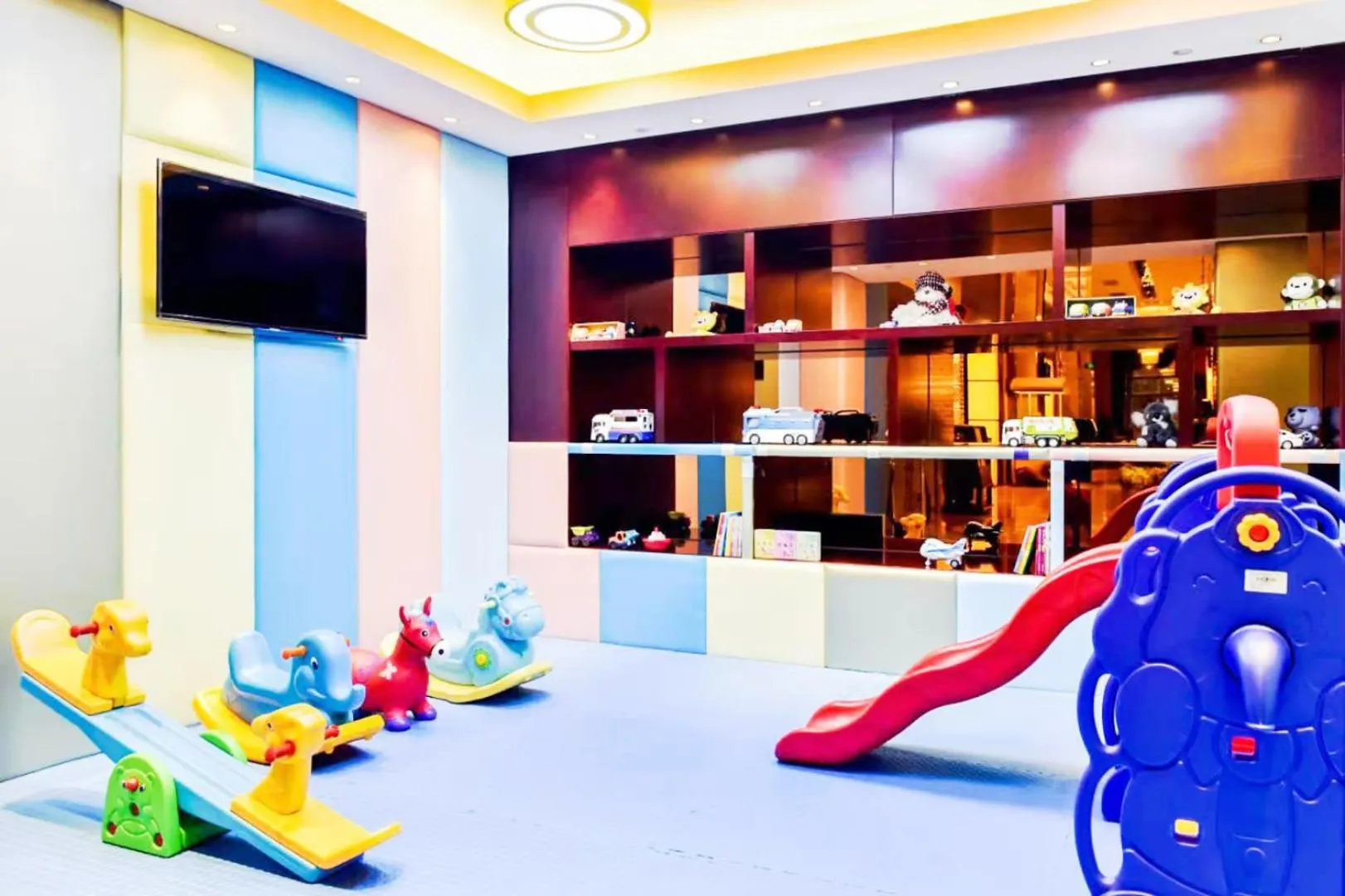 children in Howard Johnson Tropical Garden Plaza Kunming