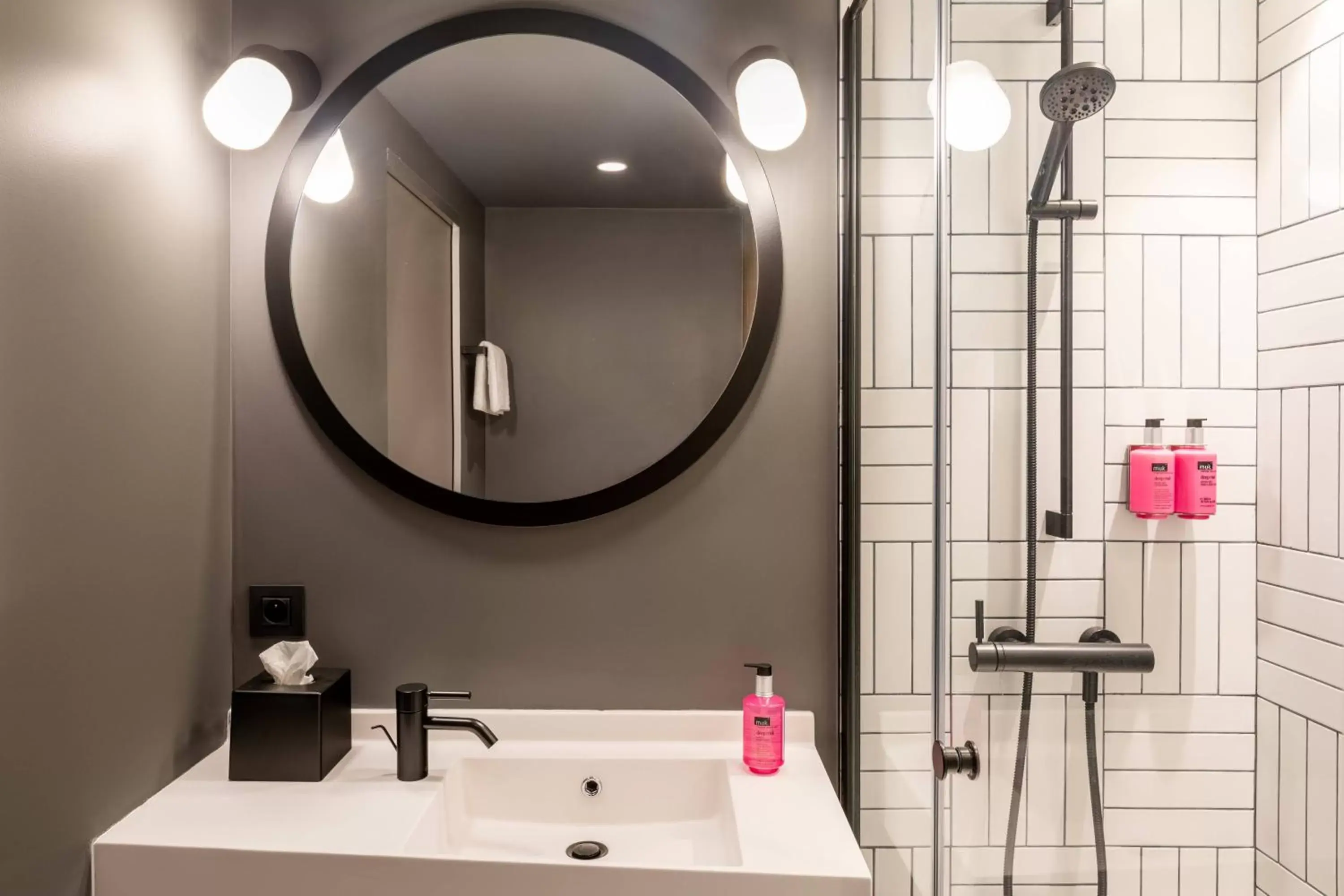 Bathroom in Moxy Bordeaux