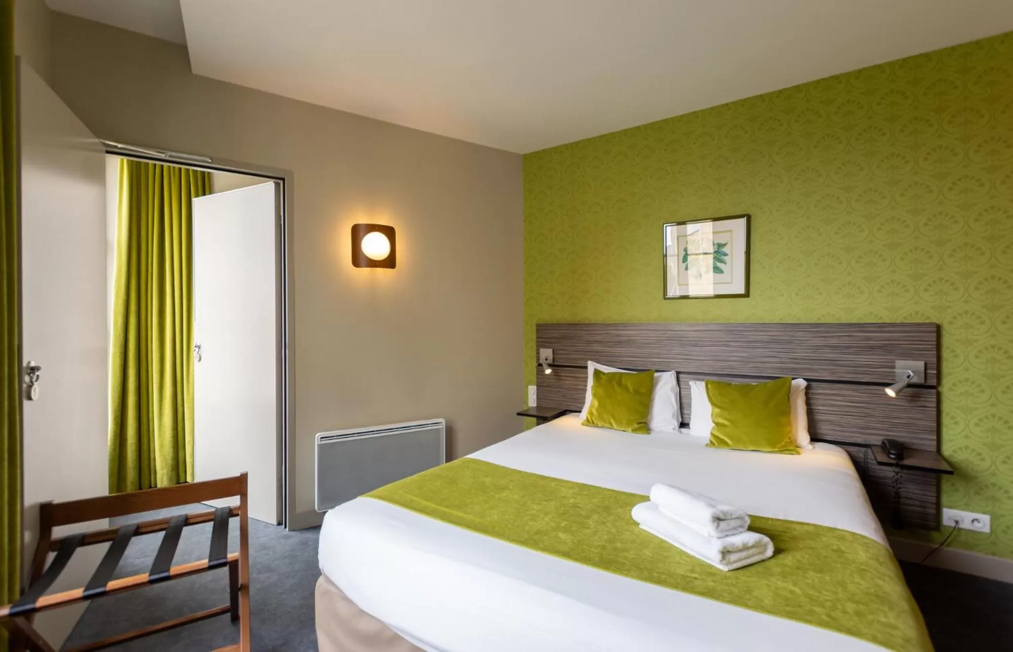 Bed in Logis Hôtel Le Vert Galant