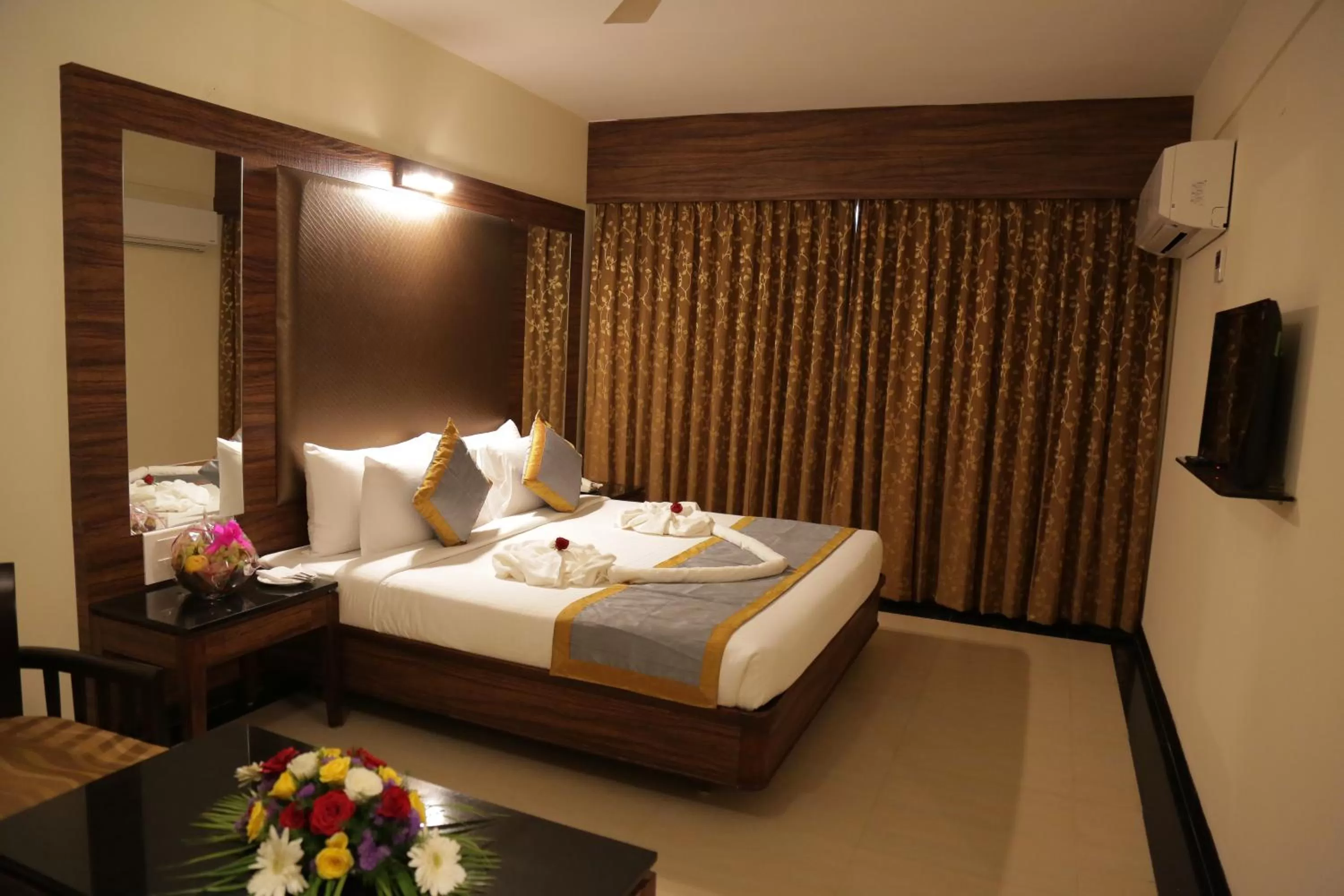 Photo of the whole room, Bed in Rangalaya Royal