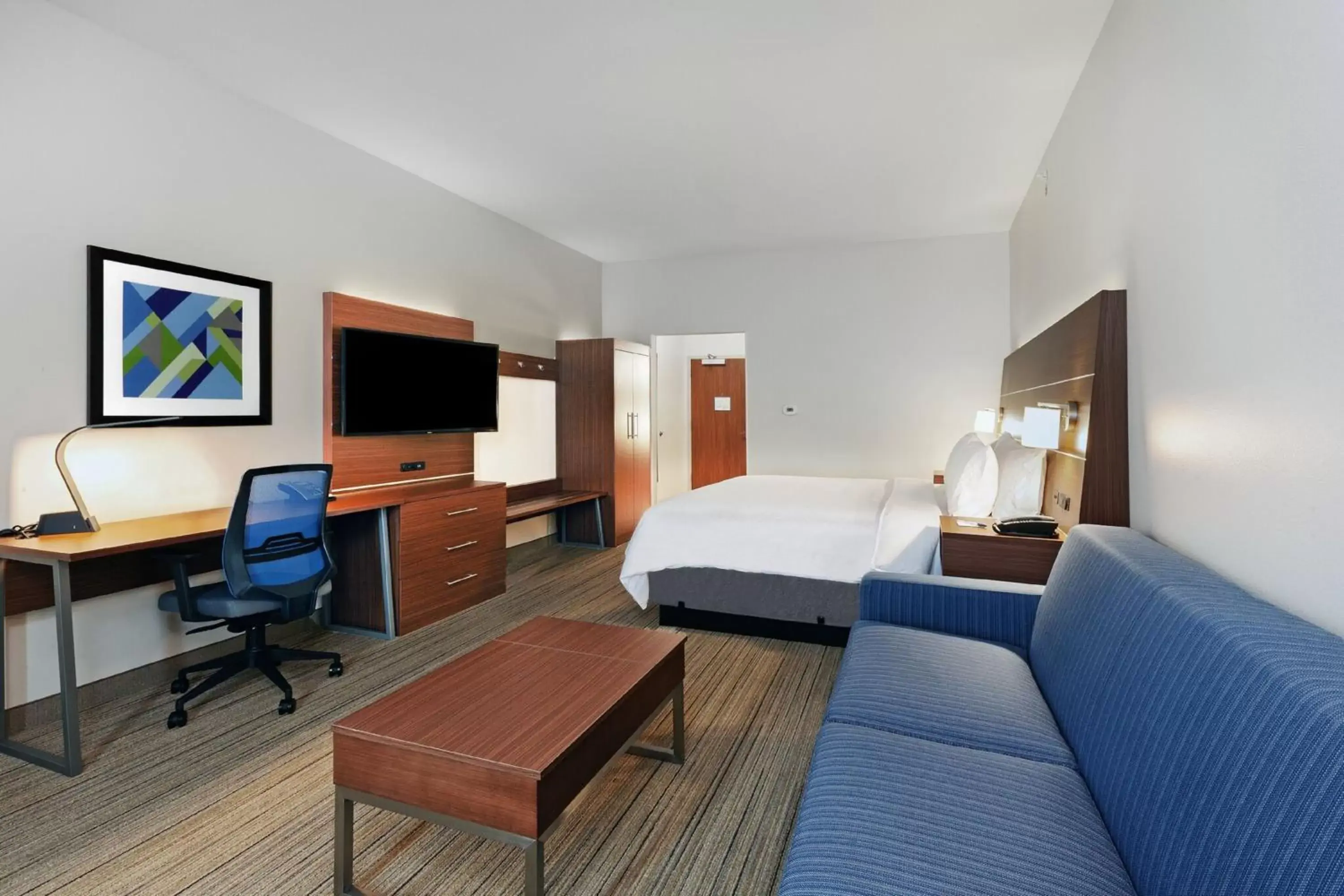 Bedroom, TV/Entertainment Center in Holiday Inn Express & Suites - Tulsa Northeast - Owasso, an IHG Hotel
