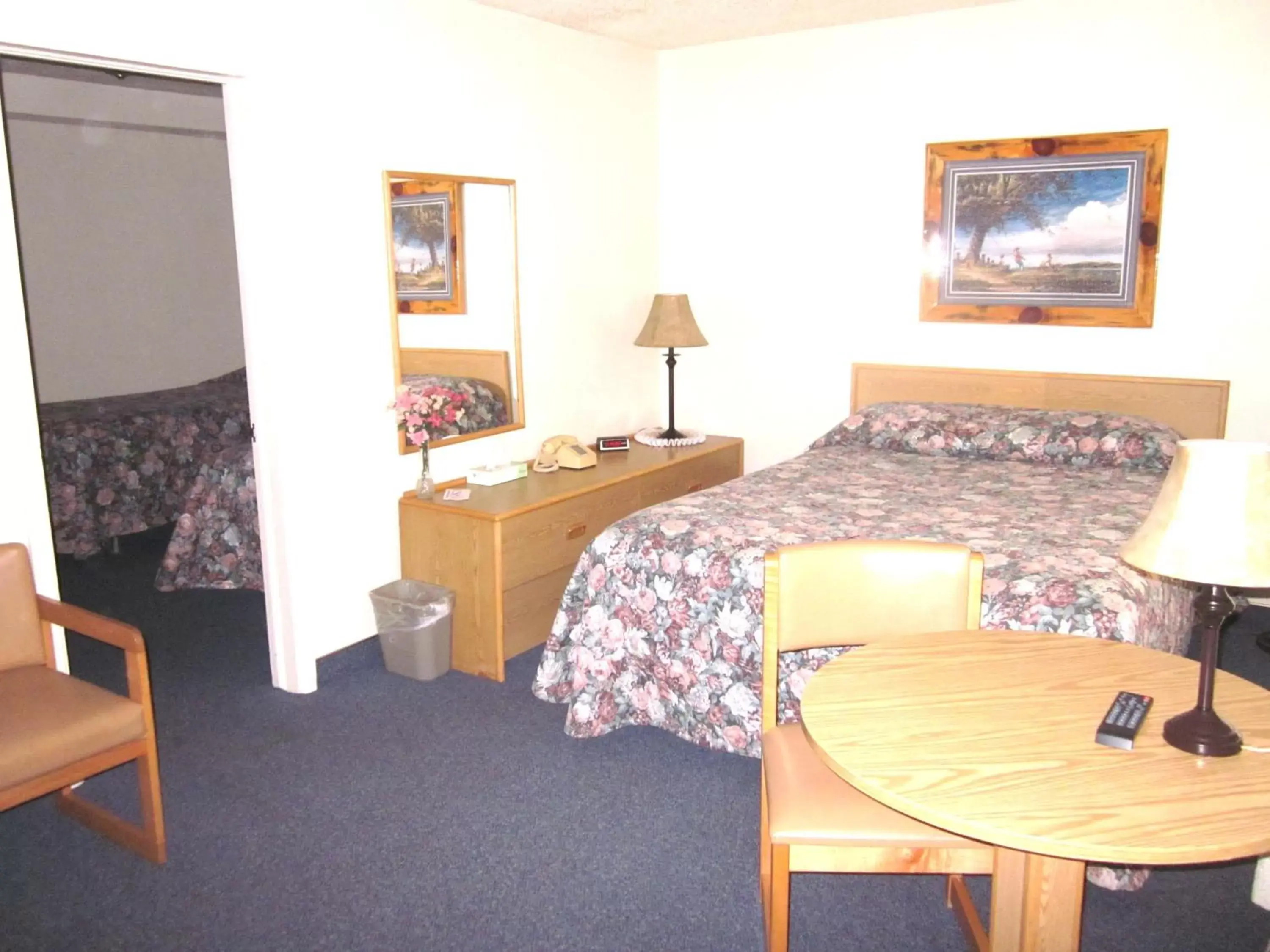 Photo of the whole room, Bed in Color Country Motel