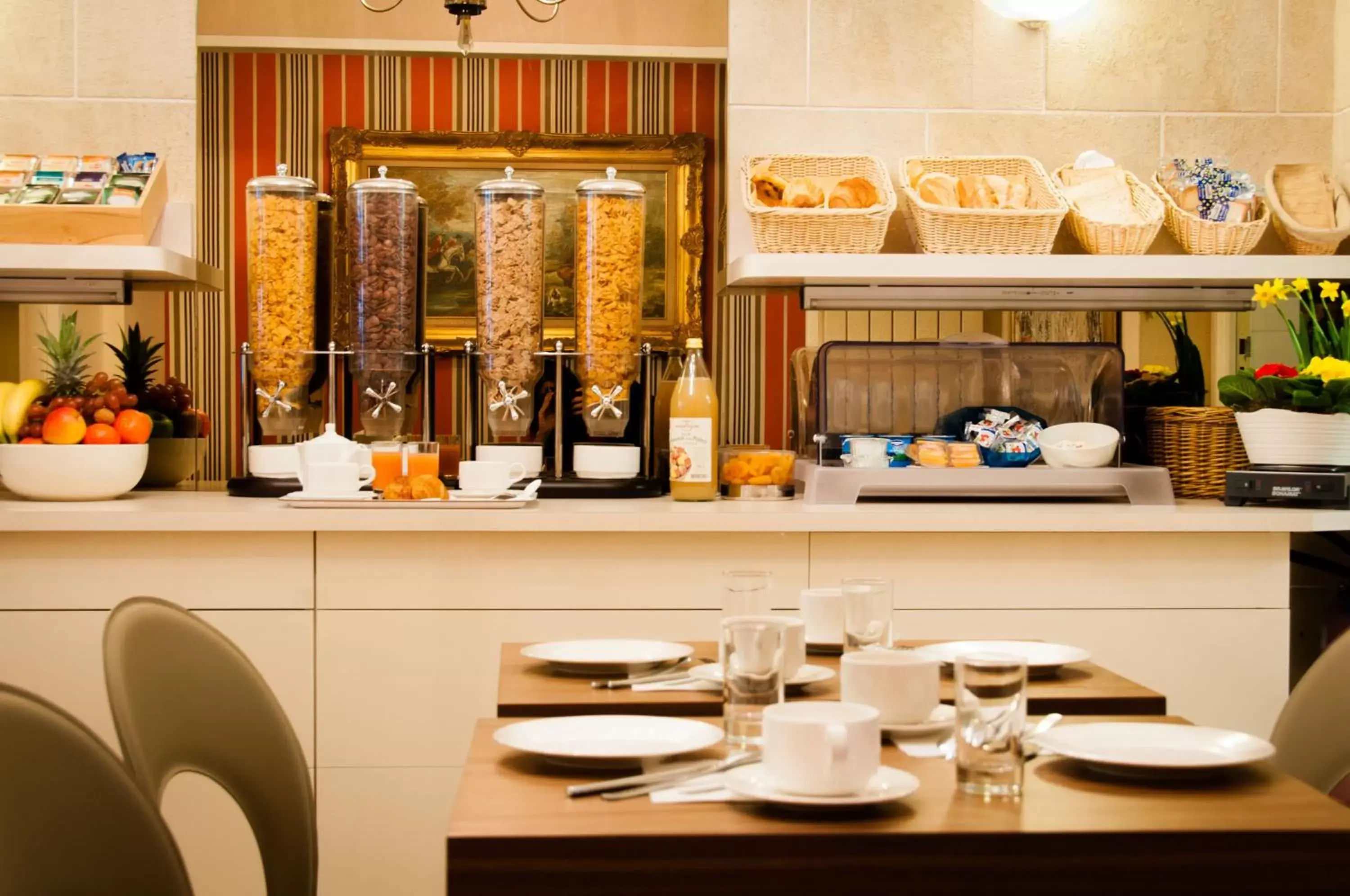Restaurant/Places to Eat in Hotel Eden Montmartre