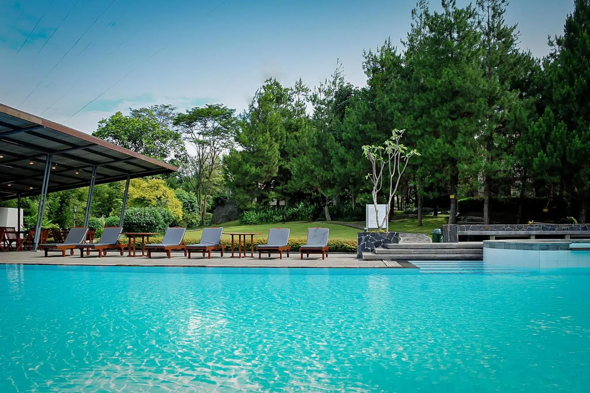 Swimming Pool in Puri Setiabudhi Residence Hotel