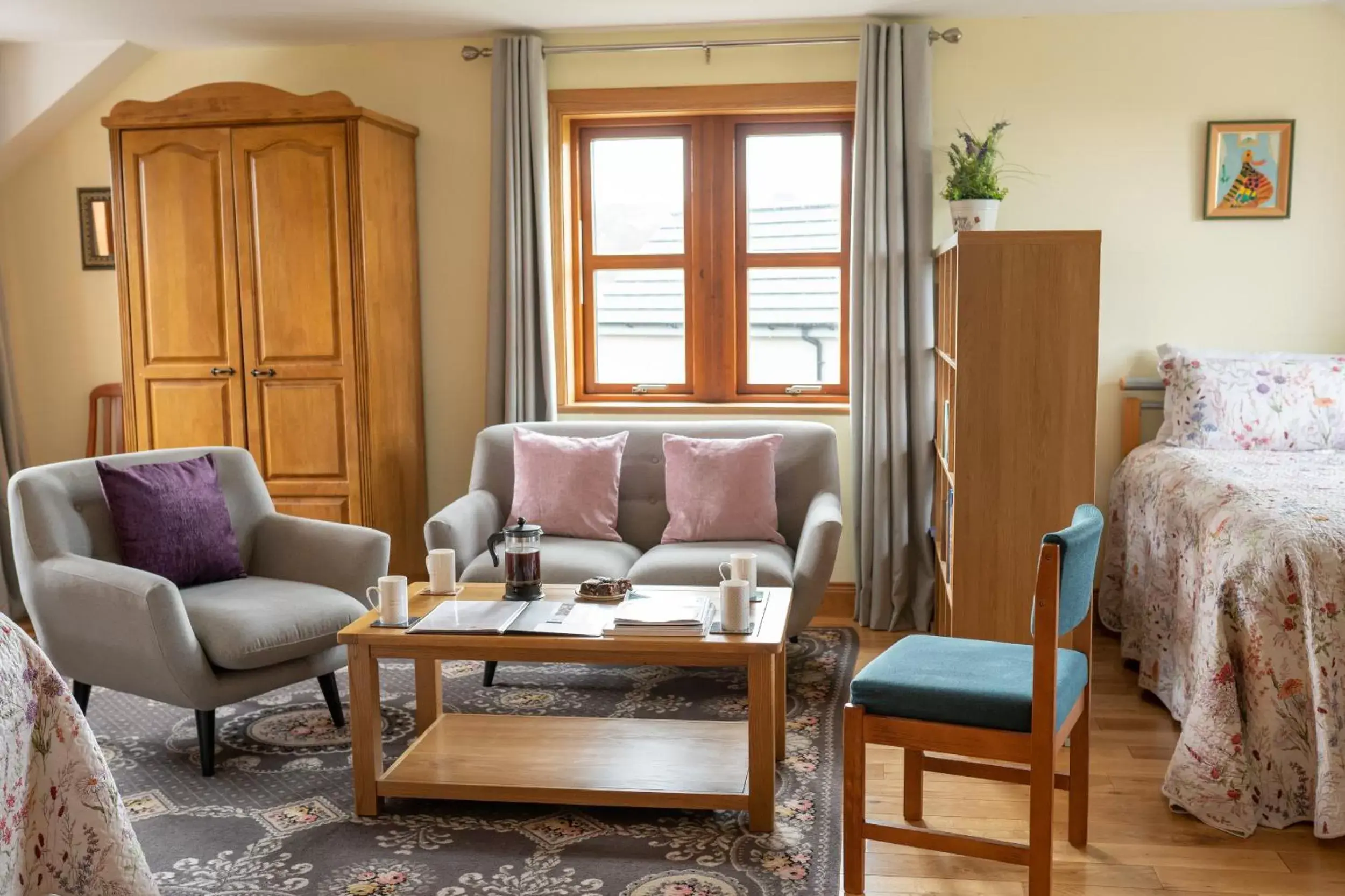 Bedroom, Seating Area in BallyCairn House