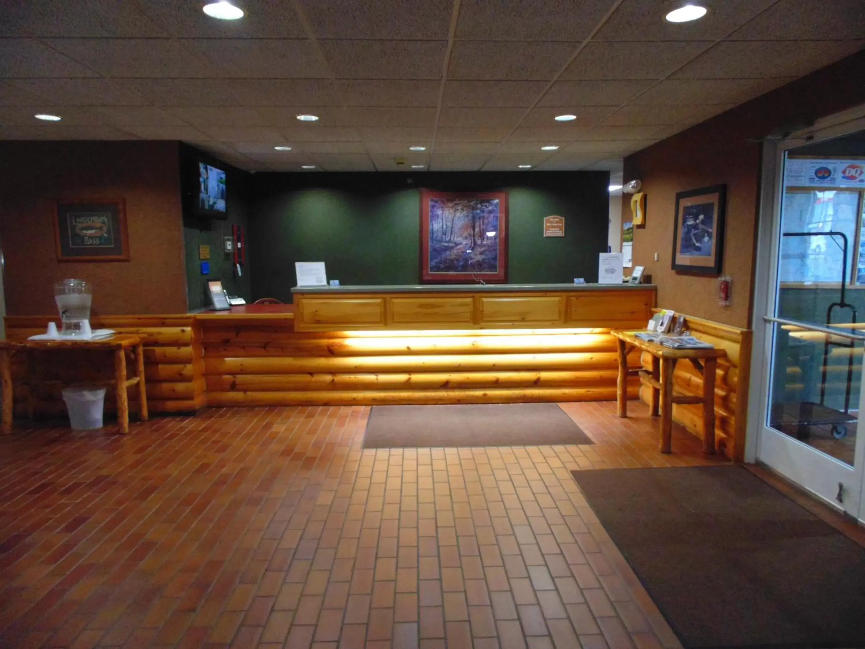 Lobby/Reception in American Inn and Suites Houghton Lake