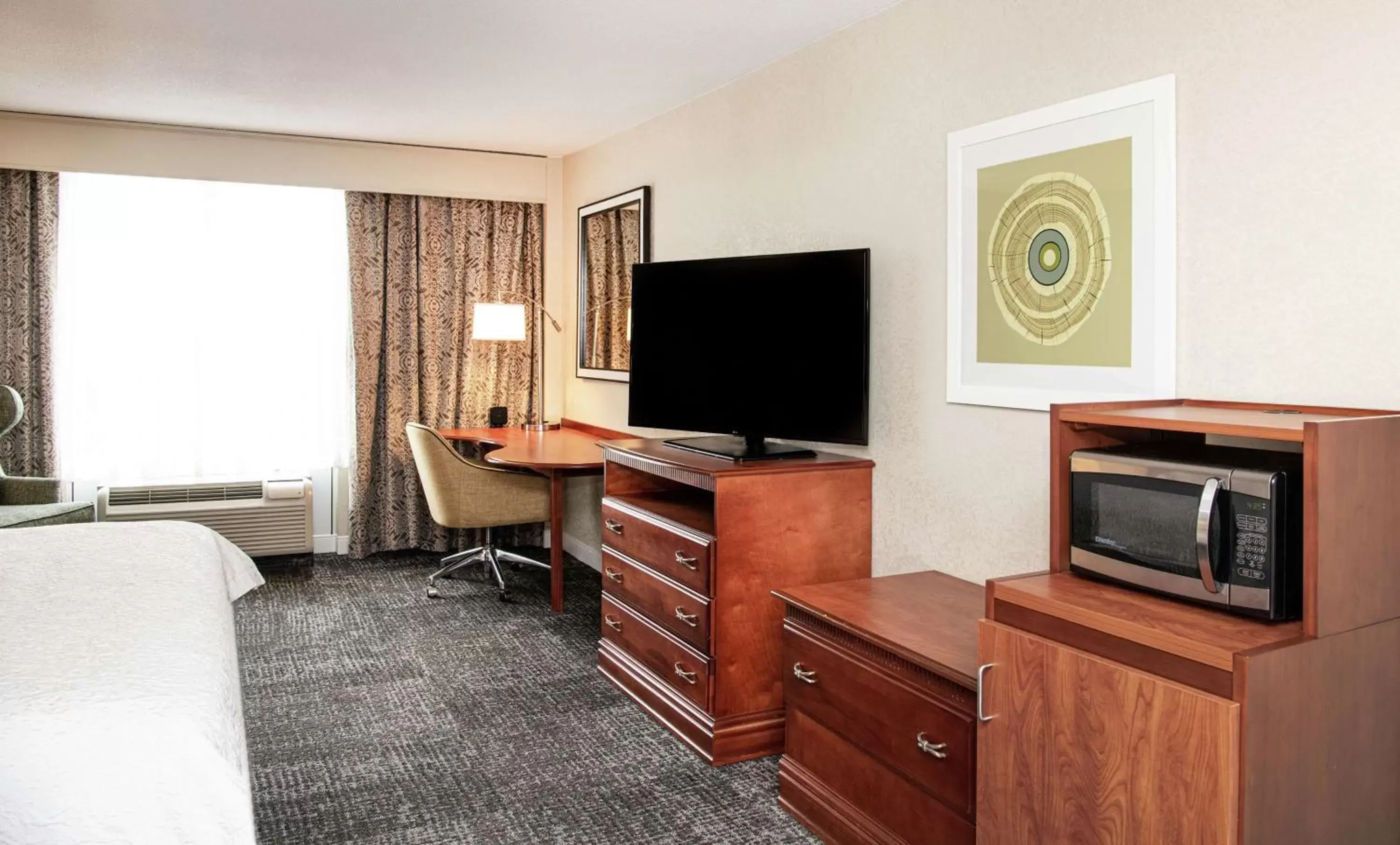 Bedroom, TV/Entertainment Center in Hampton Inn Parsippany