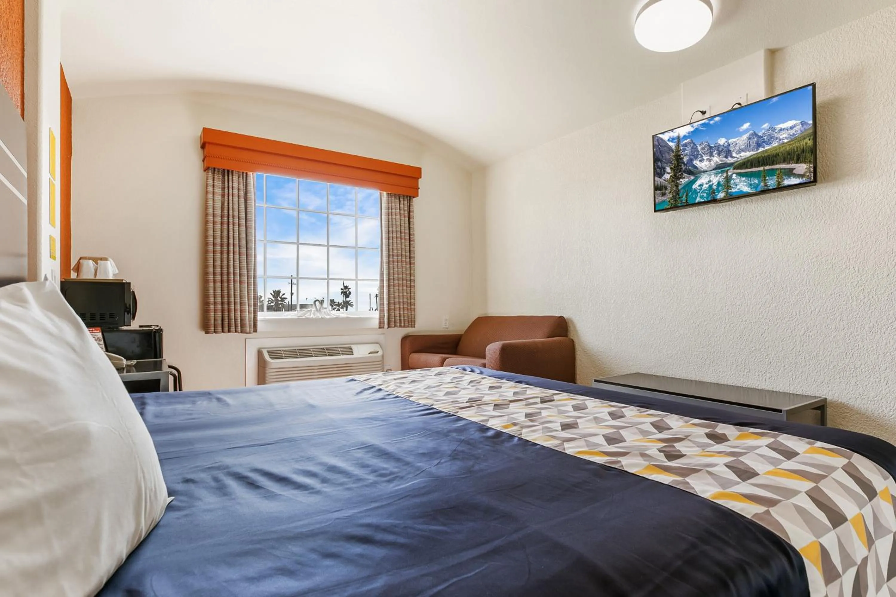 Sea view, Bed in Lighthouse Inn