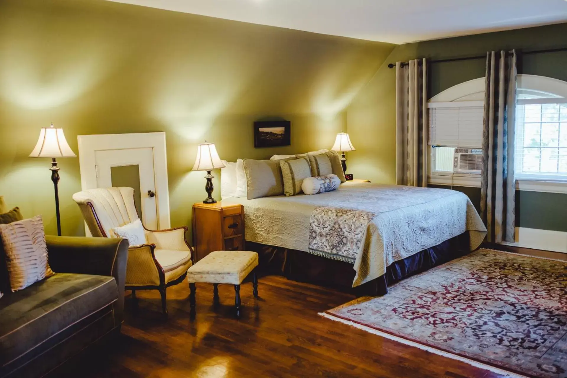 Deluxe King Suite (King's Keep) in Leonard at Logan House Deluxe King Suite (King's Keep) in Leonard at Logan House