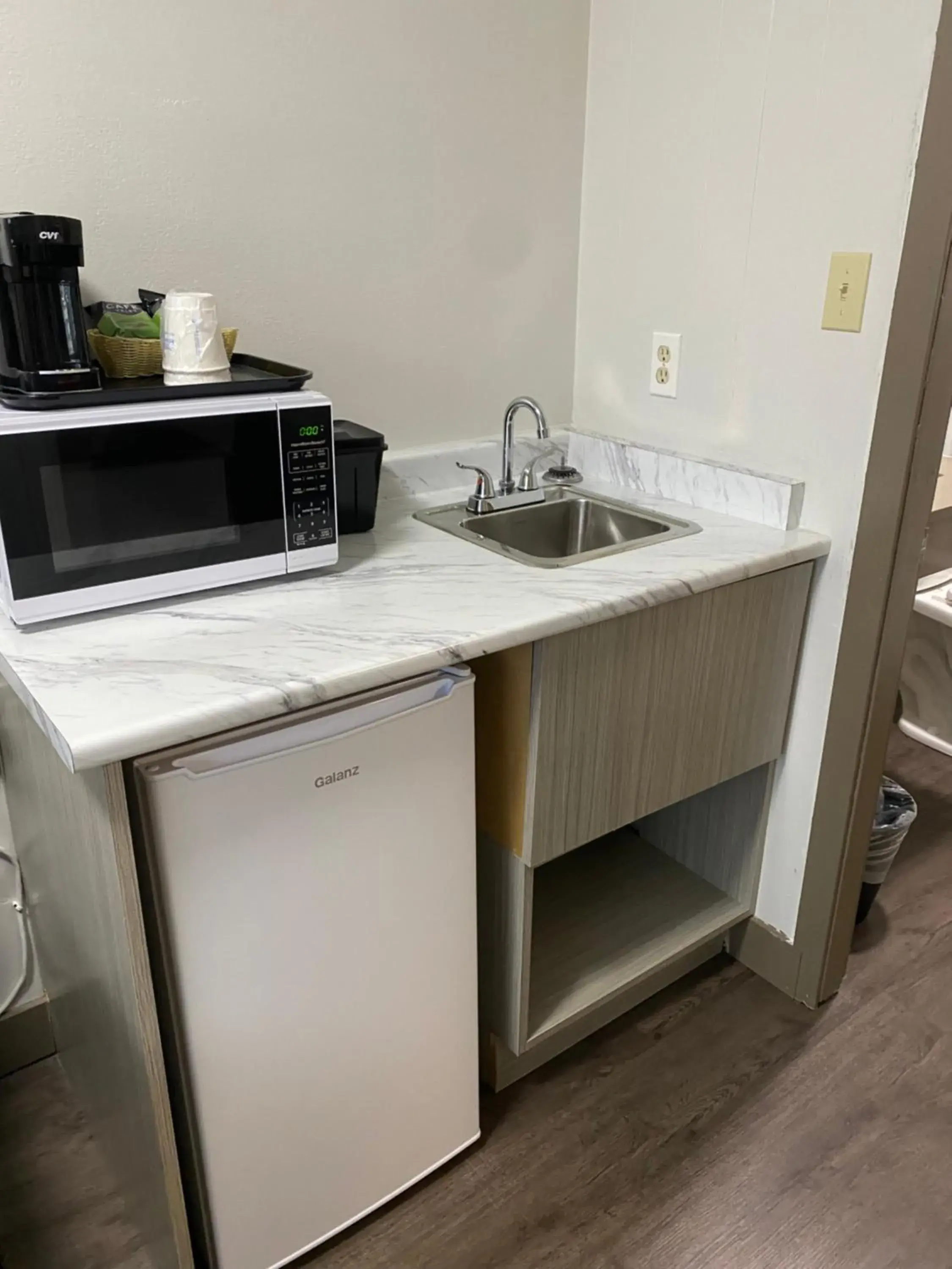 Kitchen/Kitchenette in Super 8 by Wyndham Penticton