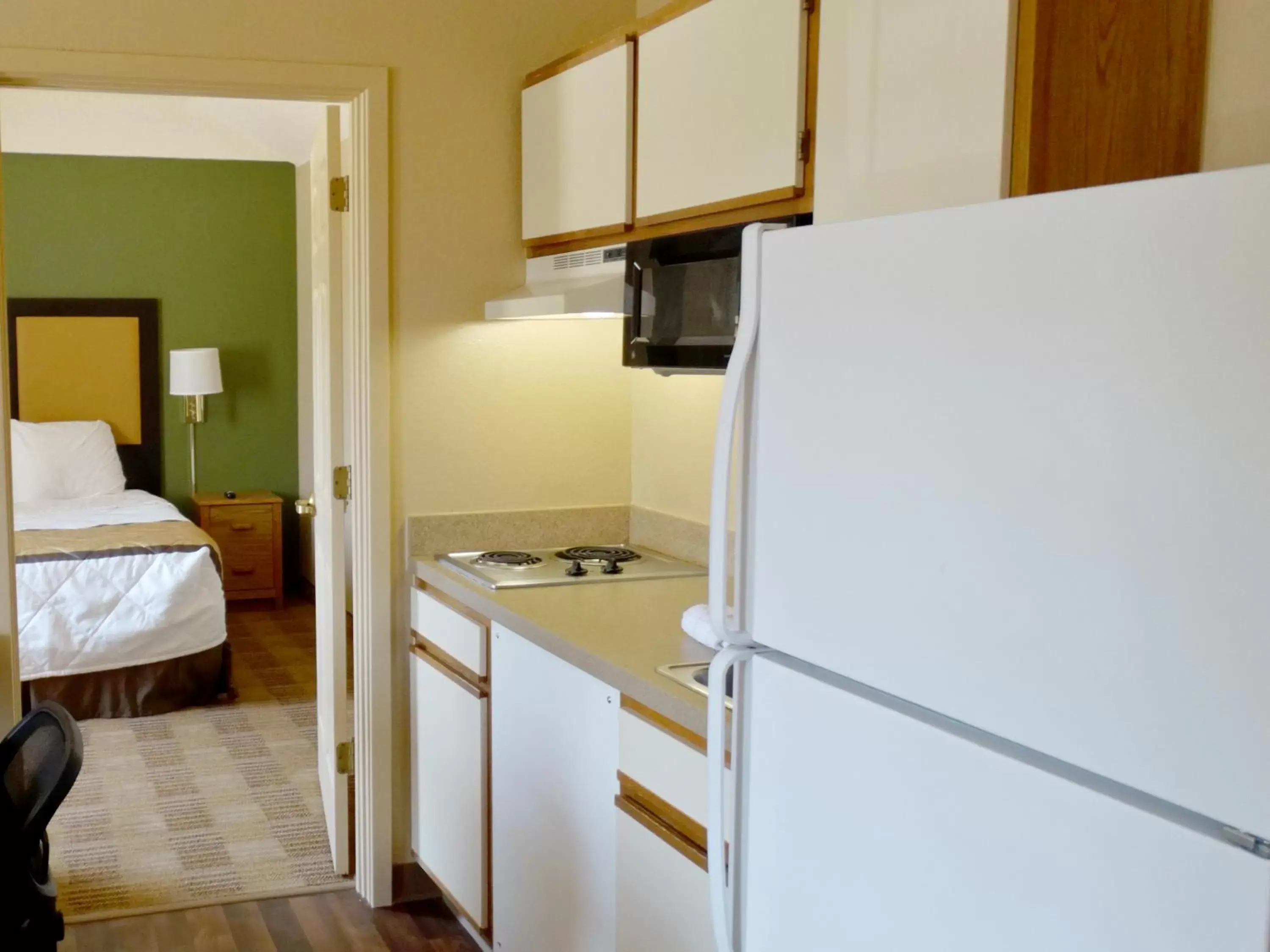 Bed, Kitchen/Kitchenette in Extended Stay America Suites - Philadelphia - Malvern - Swedesford Rd