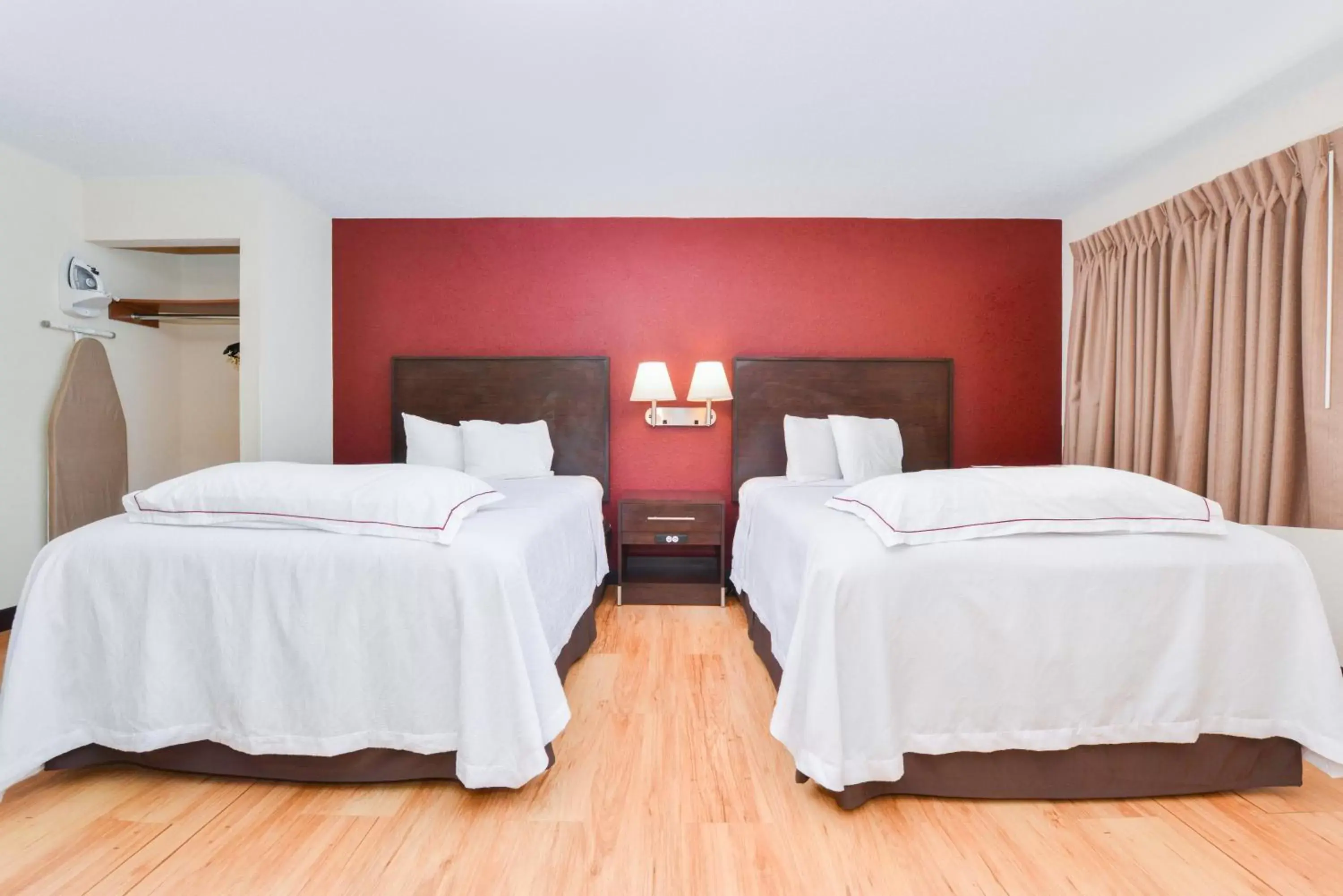 Photo of the whole room, Bed in Red Roof Inn PLUS+ & Suites Guilford