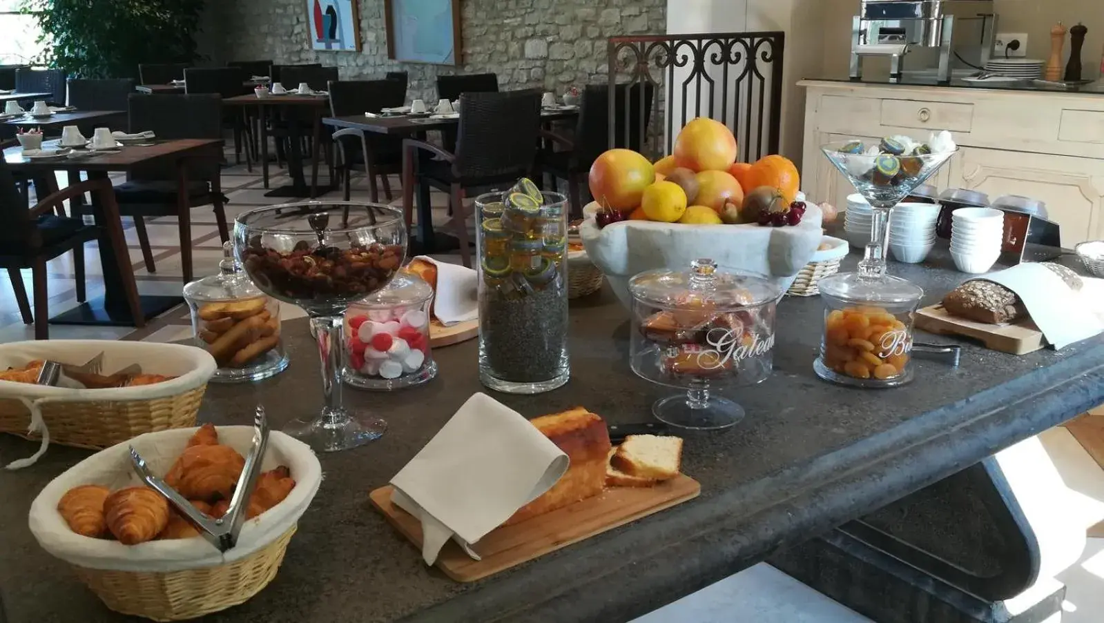 Buffet breakfast in Le Jas de Gordes