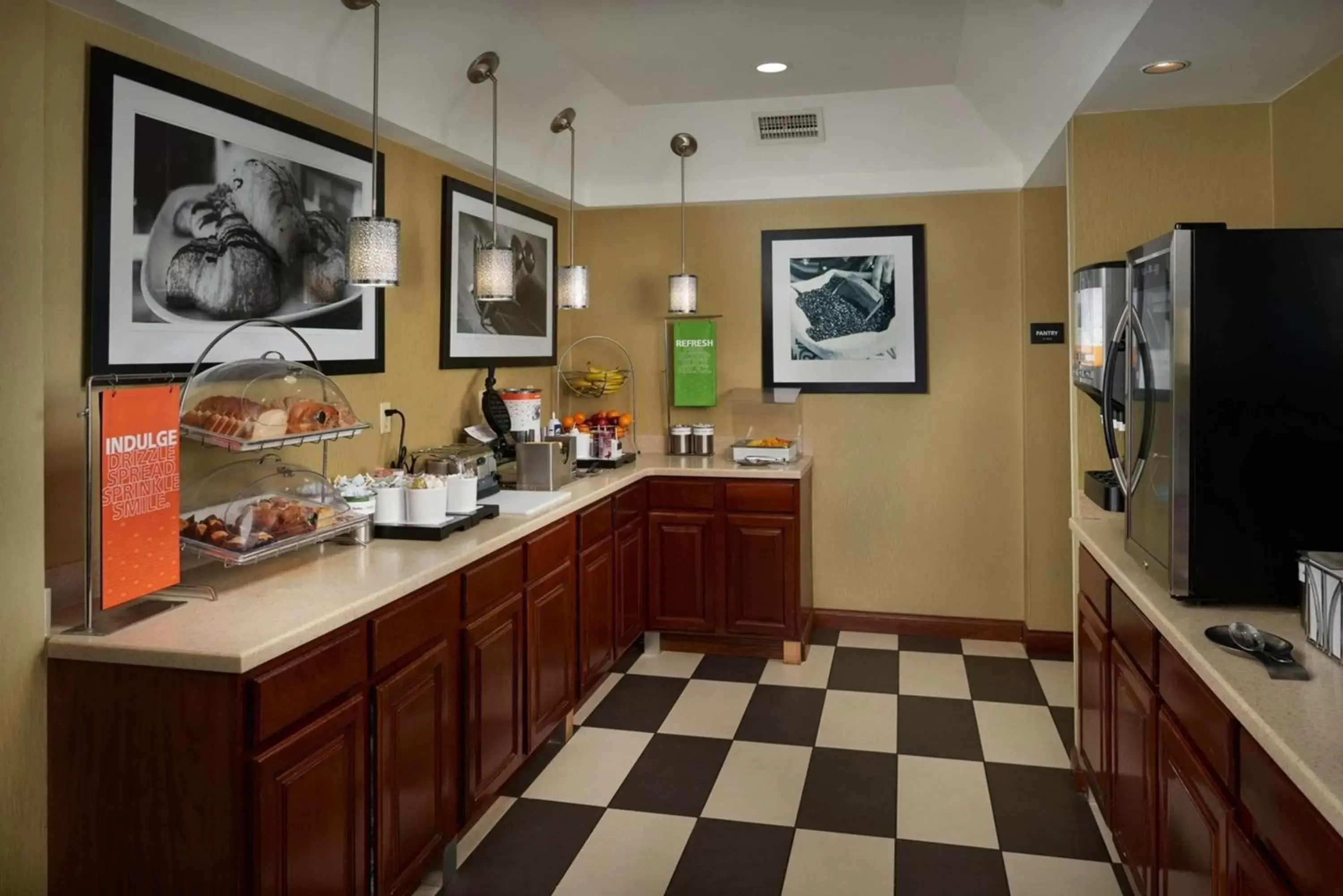 Dining area in Hampton Inn Shelbyville