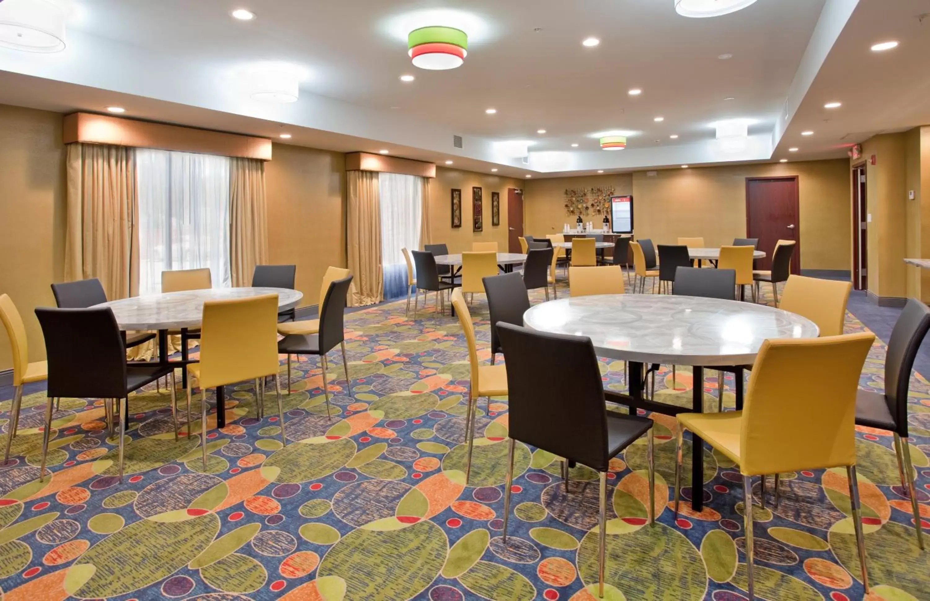 Meeting/conference room, Restaurant/Places to Eat in Holiday Inn Express & Suites St Louis Airport, an IHG Hotel