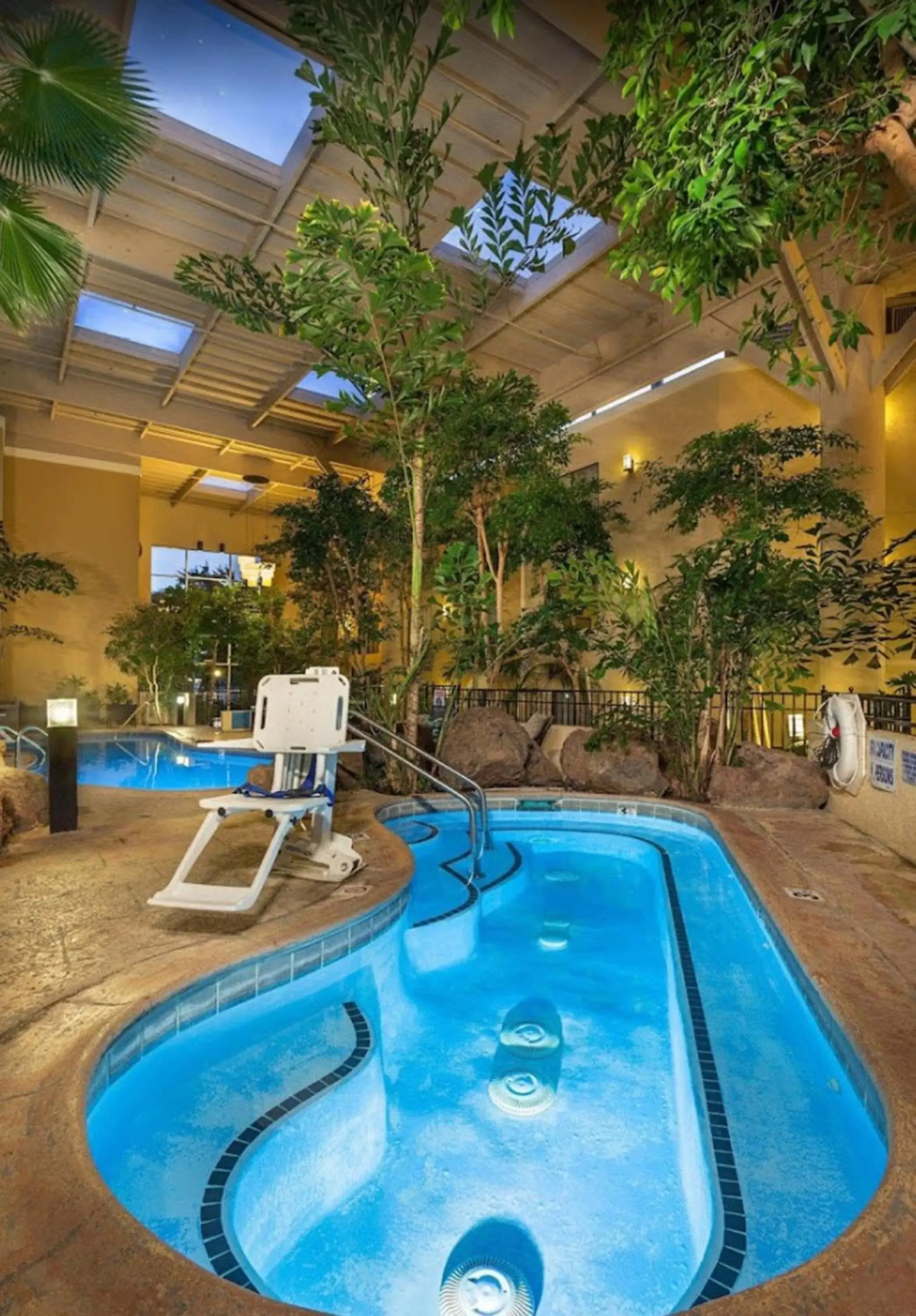 Hot Tub, Swimming Pool in Concord Plaza Hotel