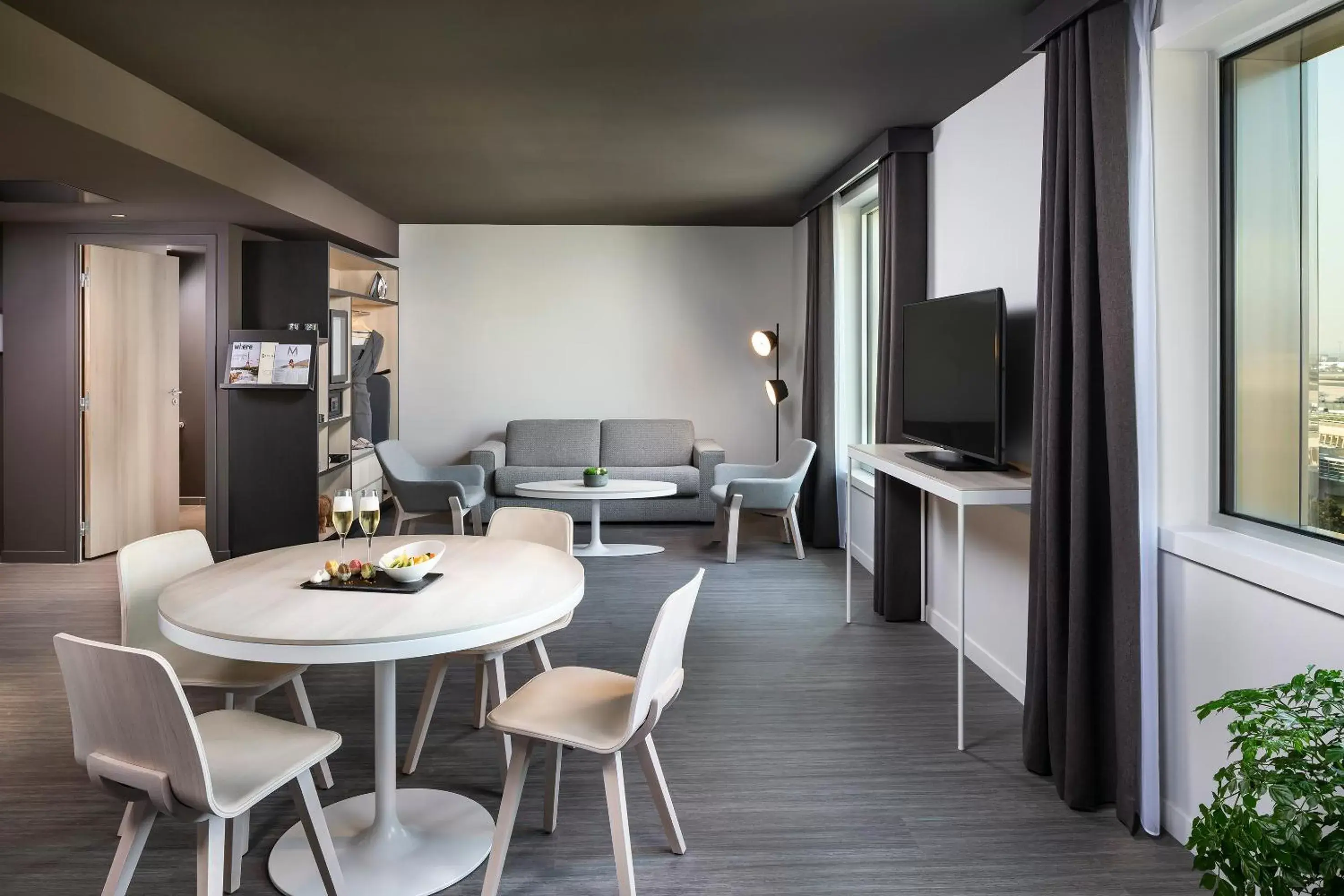 View (from property/room), Seating Area in INNSiDE by Meliá Paris Charles de Gaulle Airport