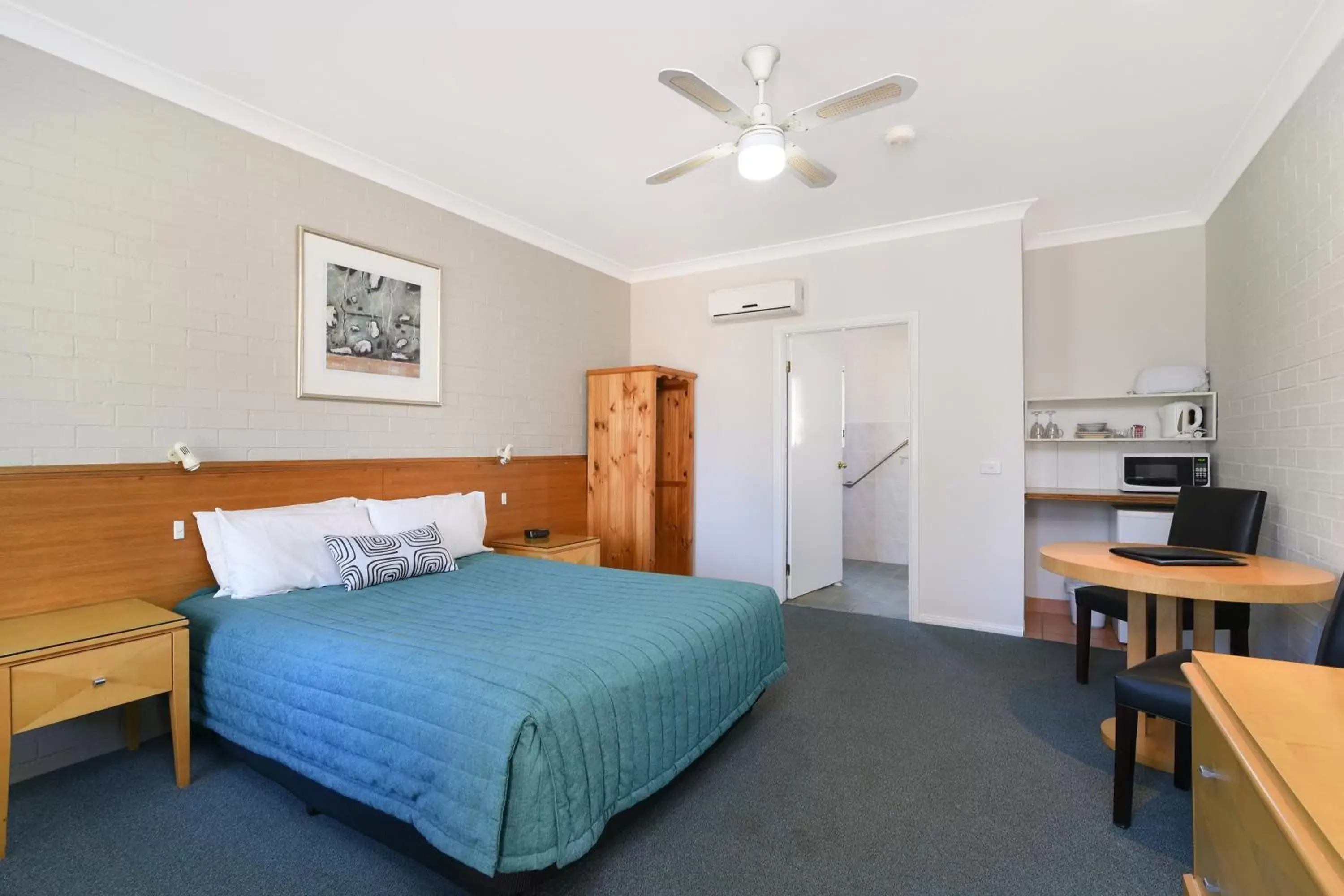 Photo of the whole room, Room Photo in Catalina Motel Lake Macquarie