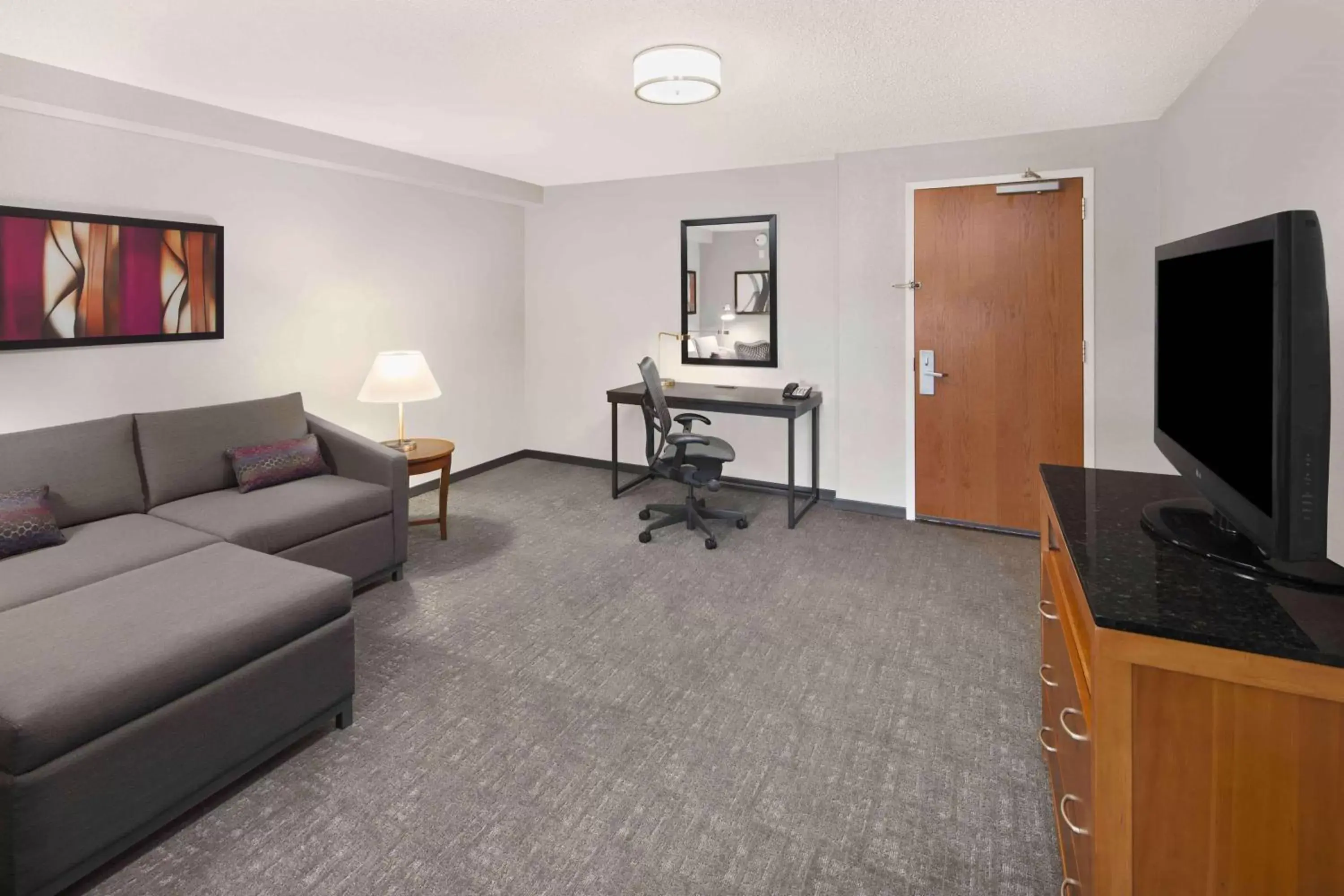 Bedroom, Seating Area in Hilton Garden Inn Jackson-Madison