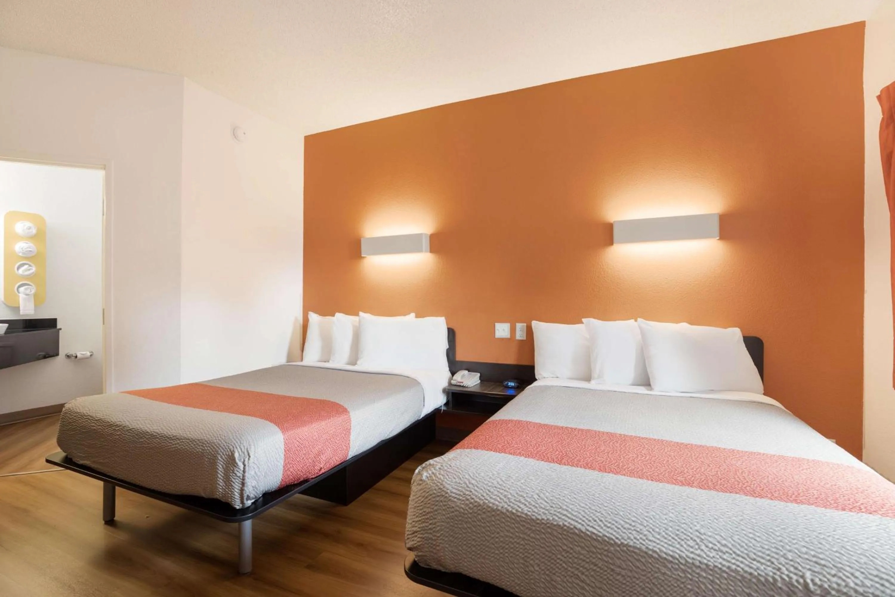 Photo of the whole room, Bed in Motel 6-Orlando, FL - International Dr