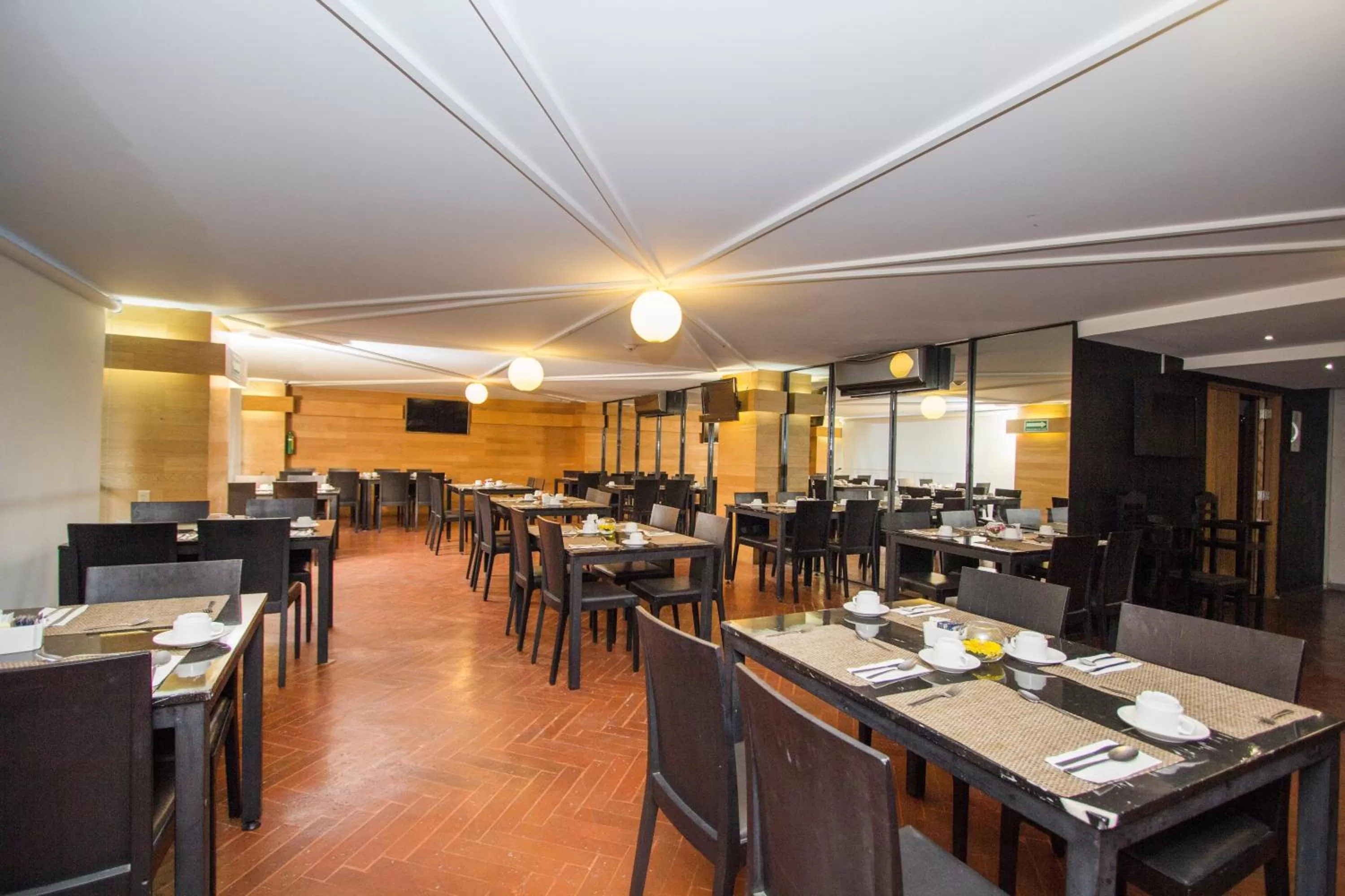 Restaurant/places to eat in Hotel El Ejecutivo by Reforma Avenue