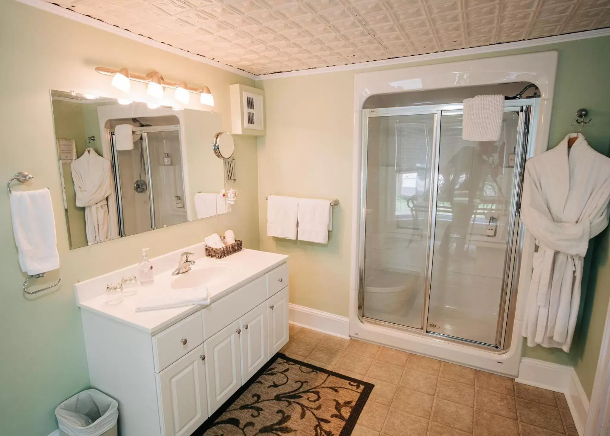 Shower, Bathroom in Farmhouse Inn B&B