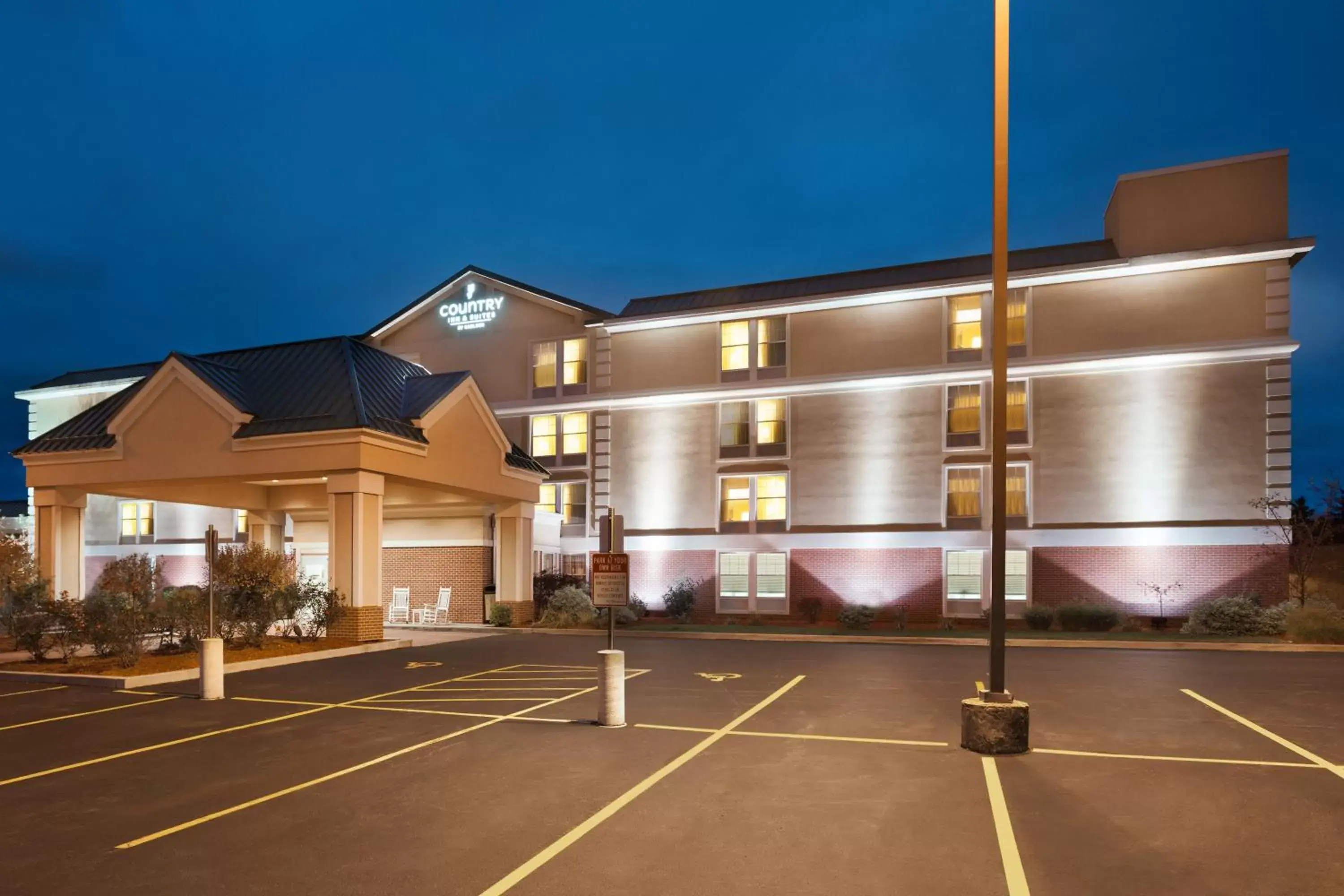 Facade/entrance, Property Building in Country Inn & Suites by Radisson, Rochester-University Area, NY