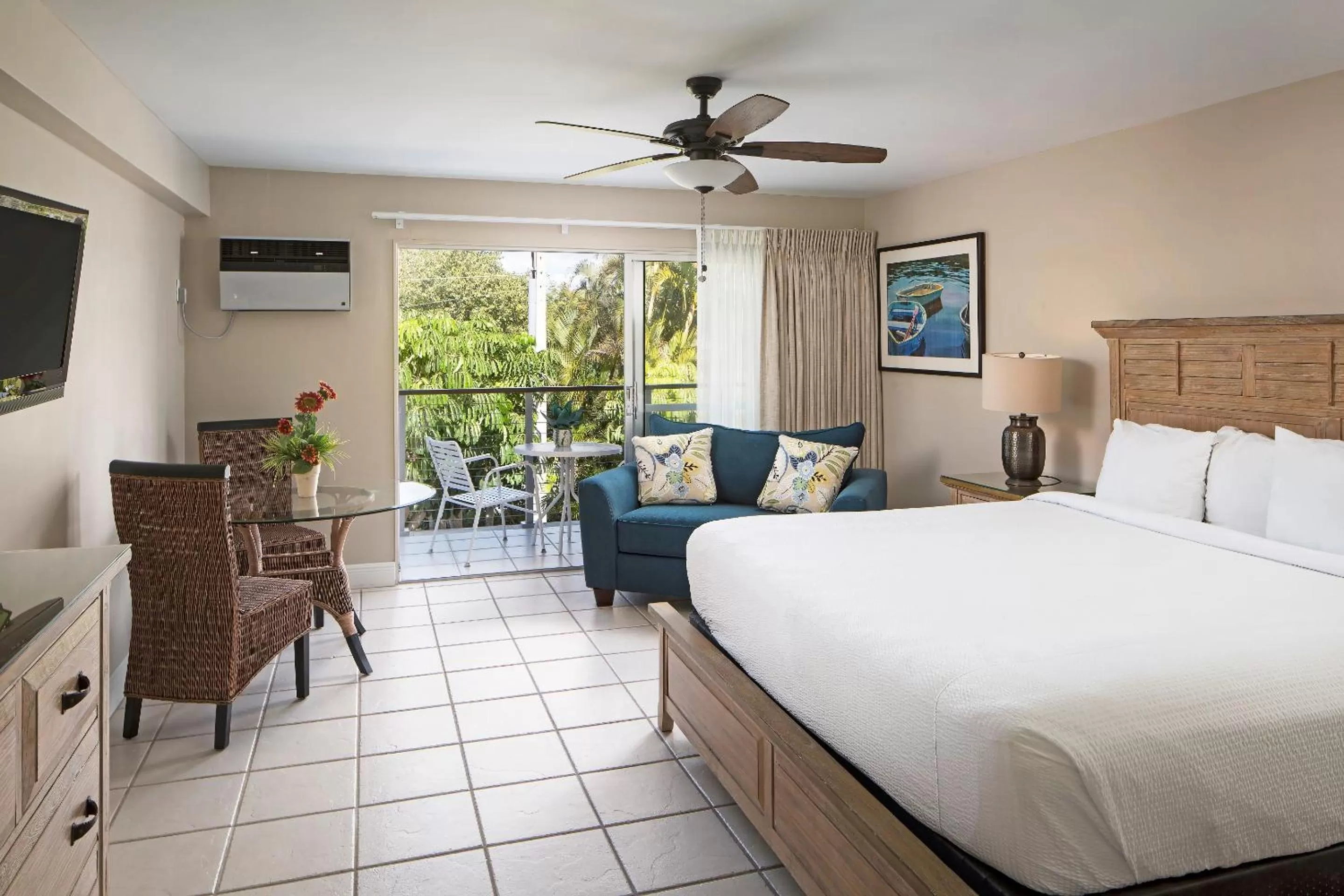 View (from property/room), Bed in Cove Inn on Naples Bay