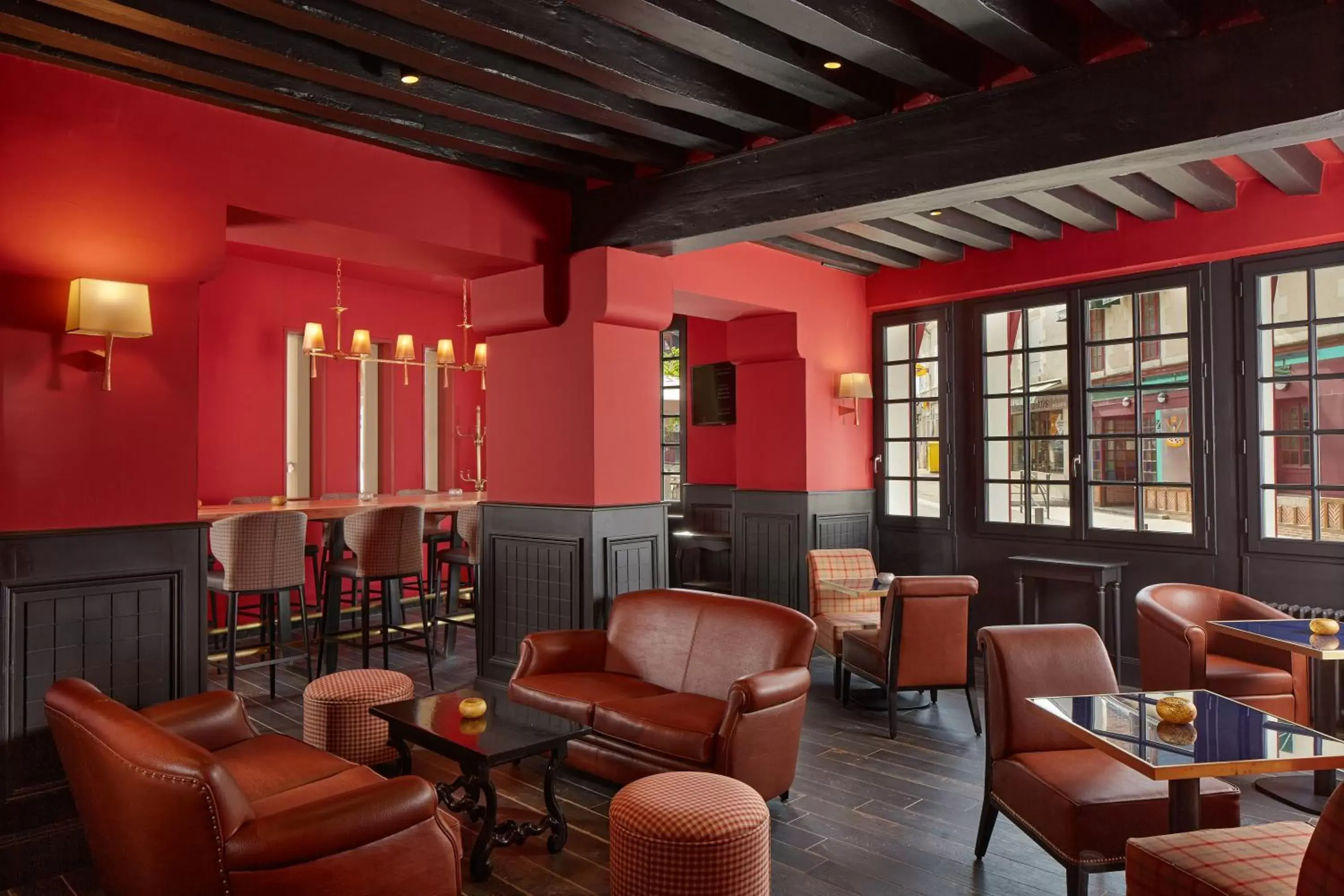 Lounge or bar in Relais des Trois Châteaux Hôtel-Restaurant